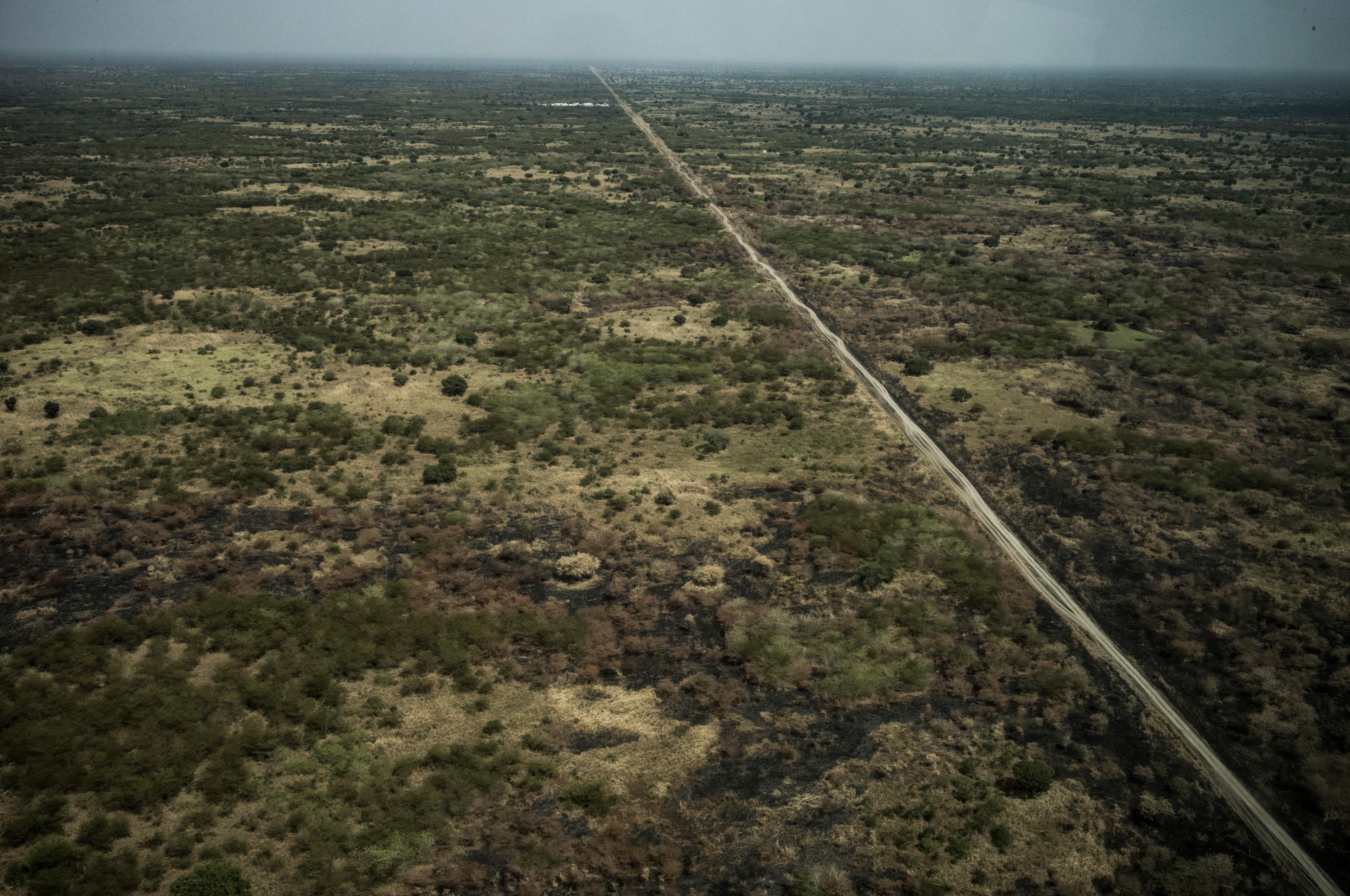 La route reliant Abyei à Mayen-Abun trace une ligne étroite et inflexible à travers des kilomètres de broussailles et de pâturages brûlés. Ce sont les itinéraires empruntés par des milliers de personnes fuyant la guerre au Soudan et les violences internes au Soudan du Sud.