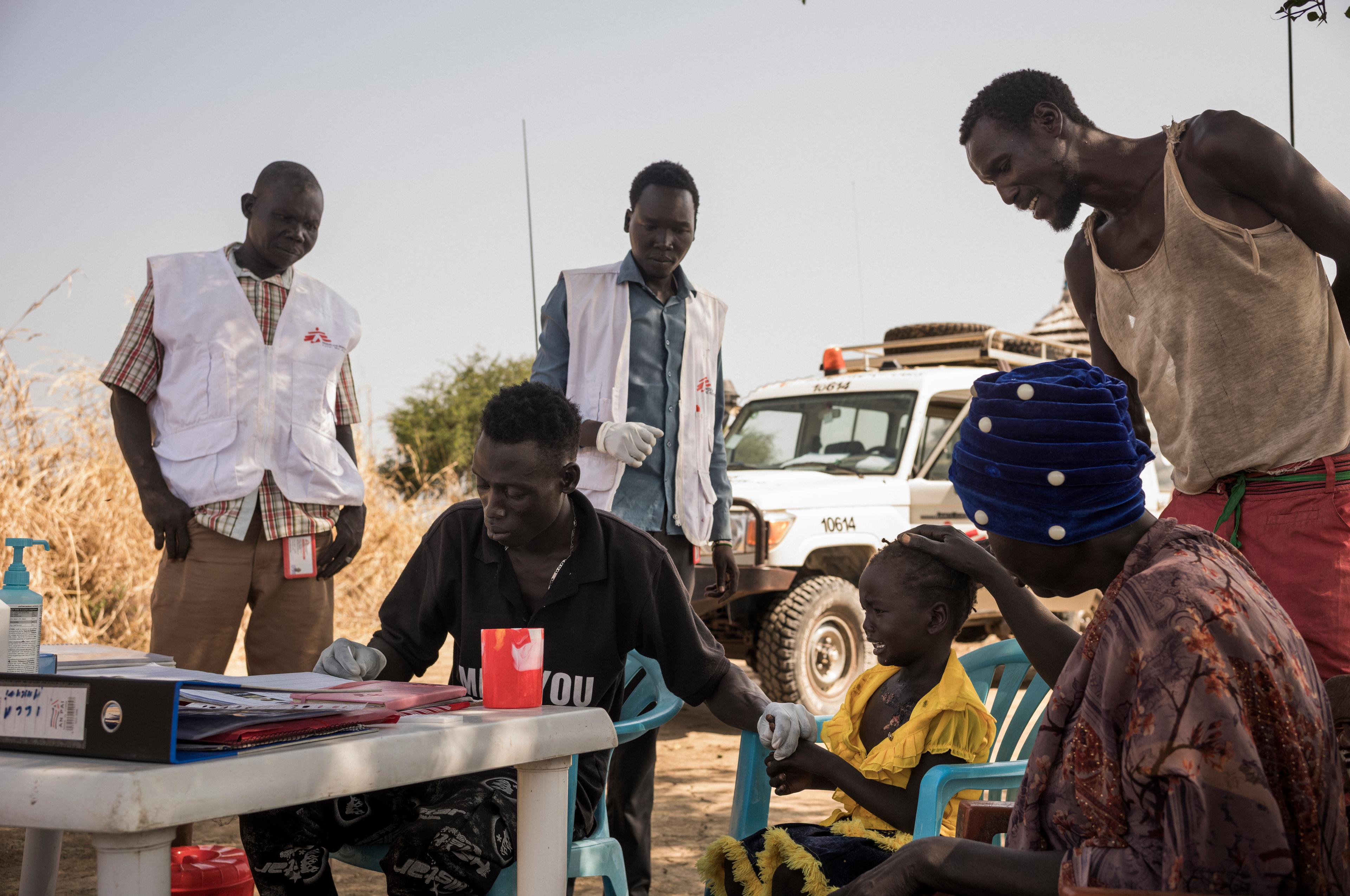Ayom Deng reçoit des soins dans le cadre du programme intégré de gestion communautaire des cas au village de Makuei Wut, dans la zone rurale d'Abyei, au Soudan du Sud. 