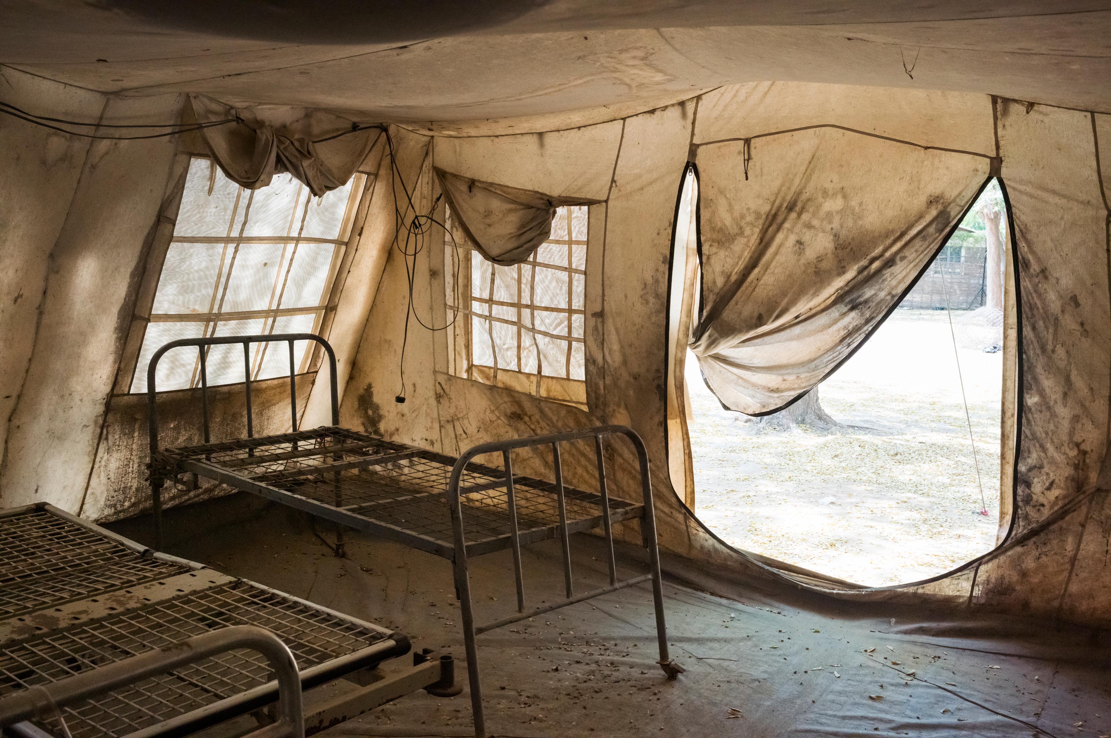 Dans l'enceinte de l'hôpital Mère Teresa, une tente en toile vide, aux sommiers rouillés, sert de salle d'appoint lorsque le nombre de patients augmente, à Turalei, dans le comté de Twic, au Soudan du Sud. 