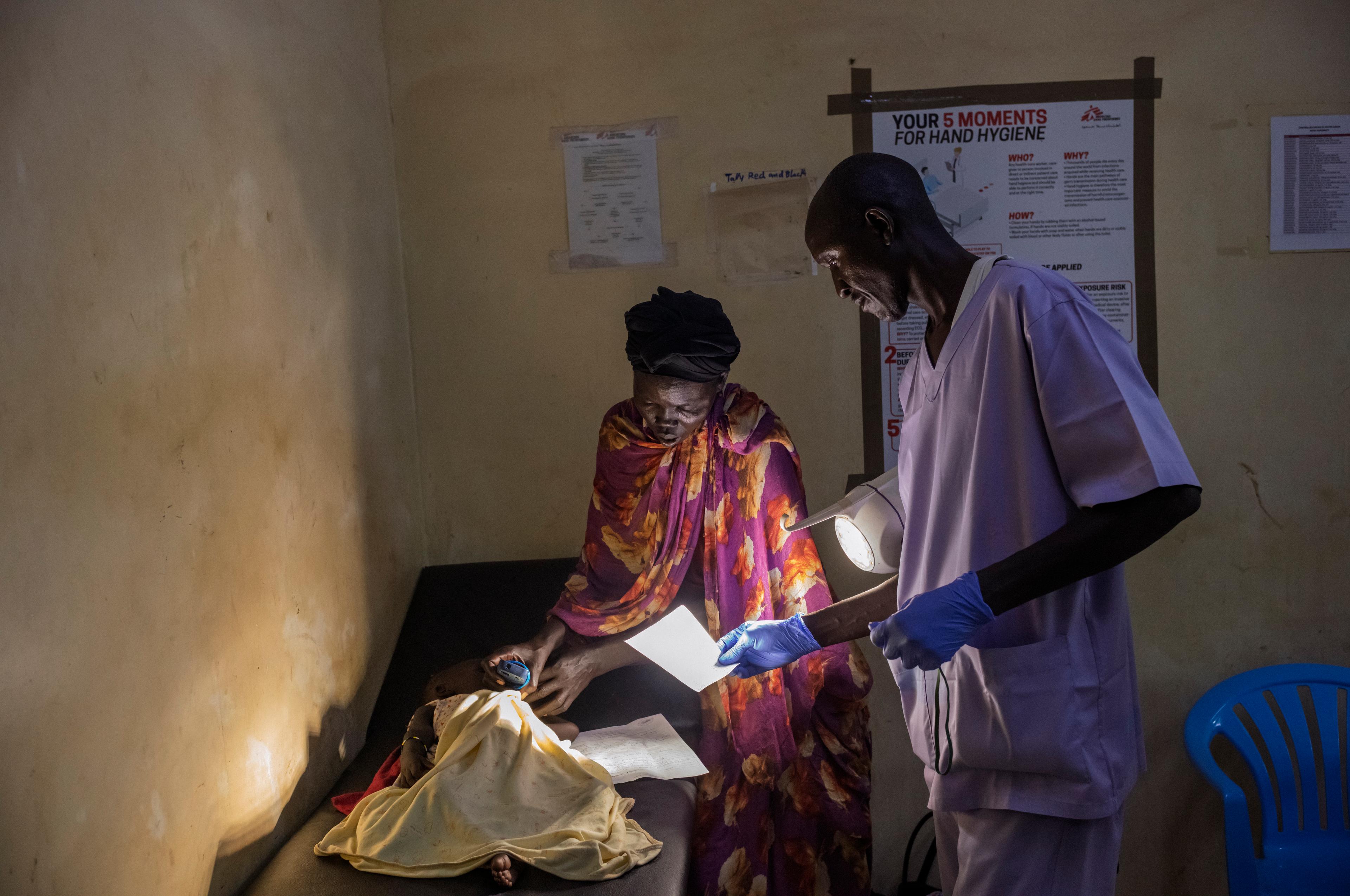 Patients et personnel soignant à l'intérieur de l'hôpital MSF d'Ameth Bek, à Abyei, au Soudan du Sud. 