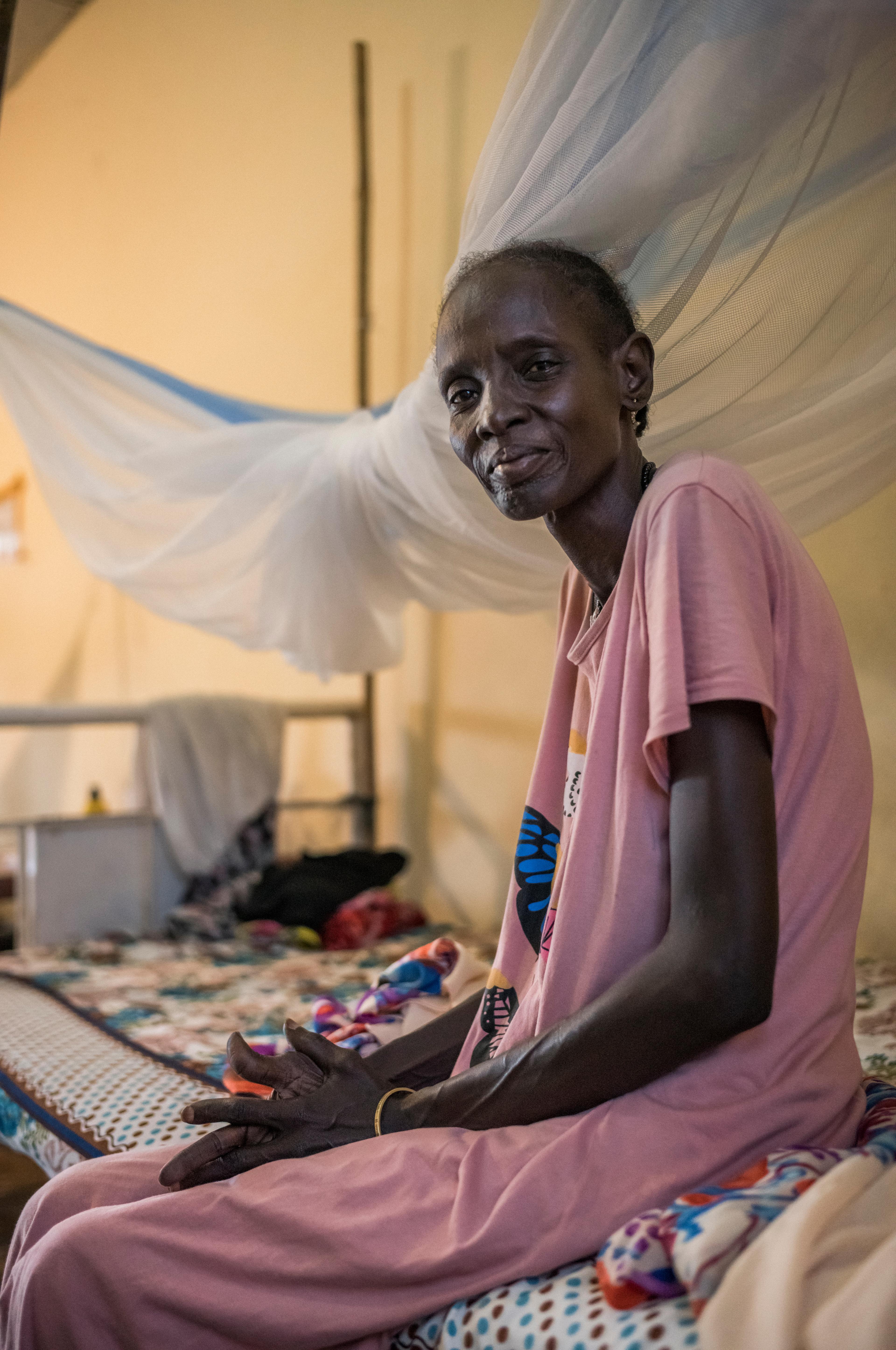 Regina Jame Liah, 50 ans, est assise sur un lit d'hôpital à l'hôpital Ameth Bek après plusieurs semaines de traitement contre la tuberculose, à Abyei, au Soudan du Sud.
