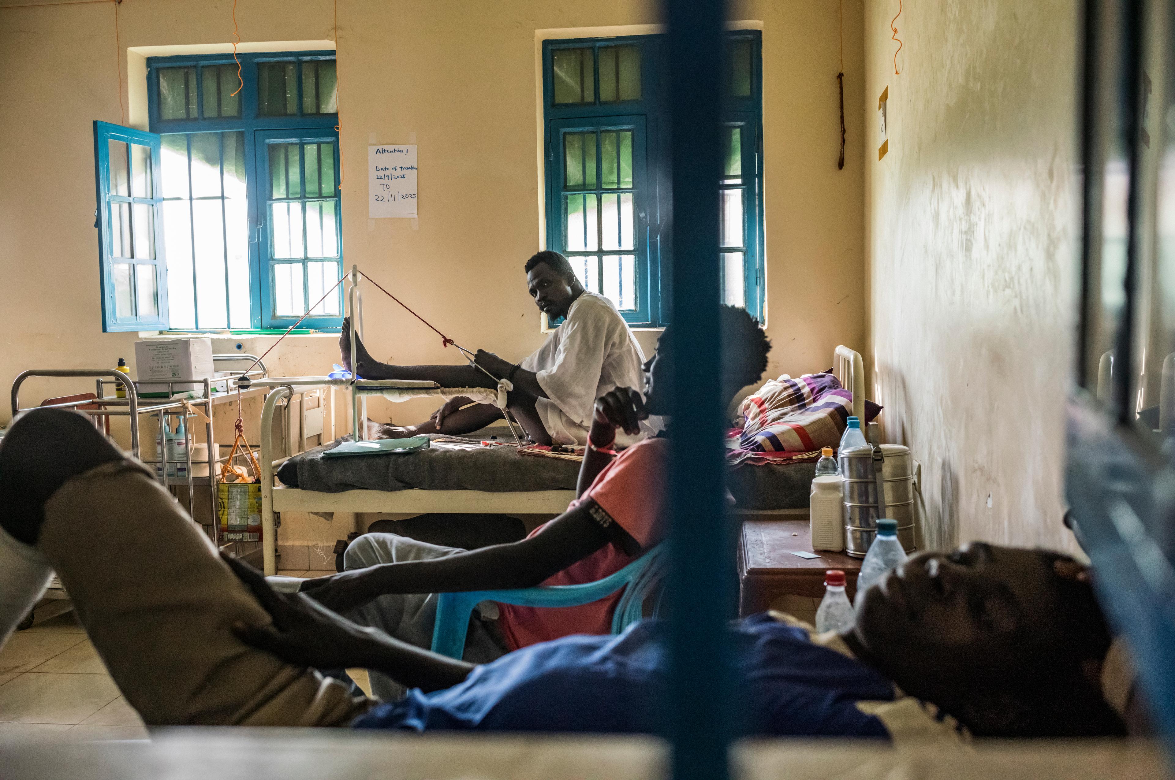 Patients et personnel soignant à l'intérieur de l'hôpital MSF d'Ameth Bek, à Abyei, au Soudan du Sud. 