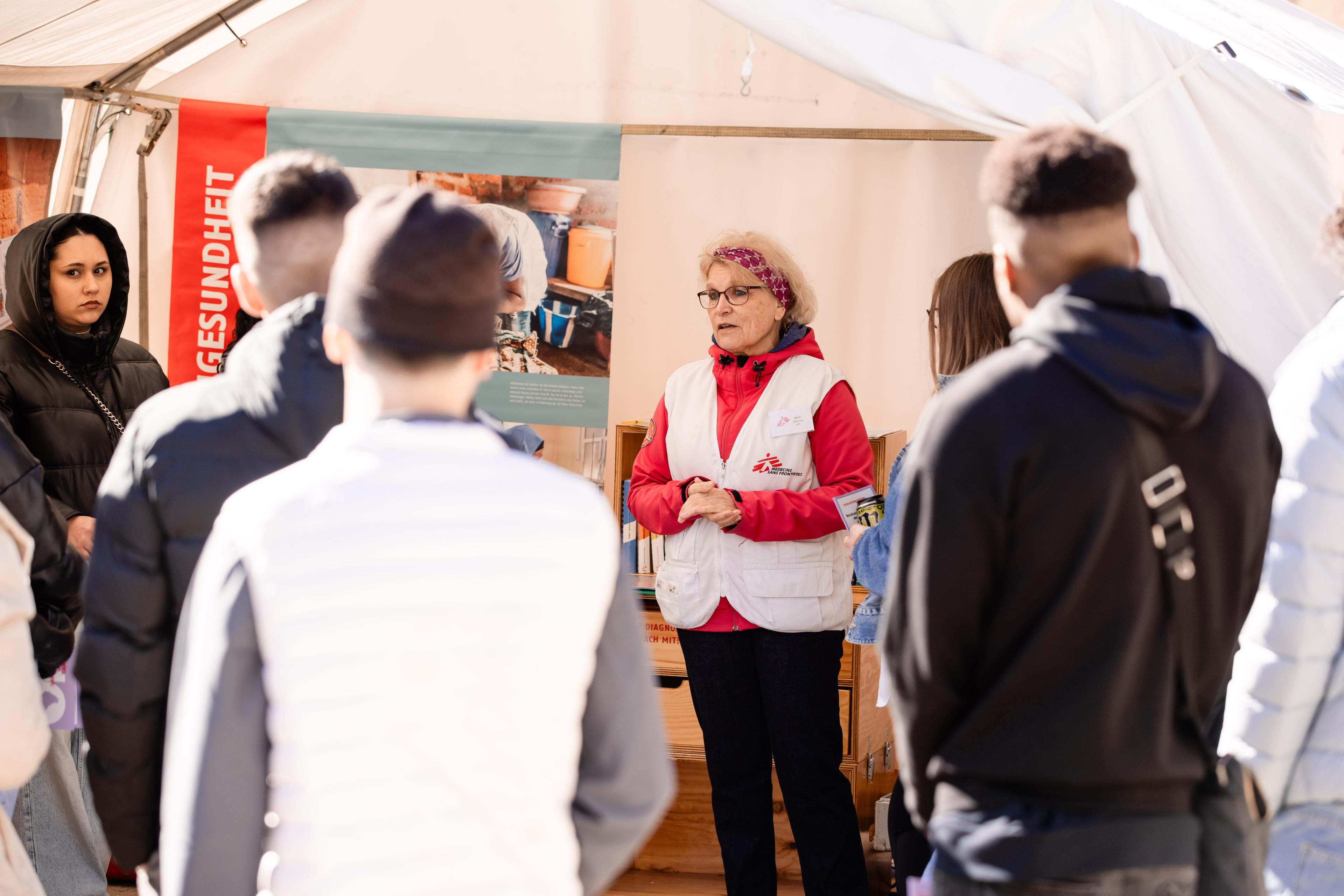 Heidi, infirmière et employée international mobile pour MSF, fait découvrir « La Grande Expo » à un groupe d'étudiants. Luxembourg. Mars, 2026 © Nelson Coehlo/ MSF