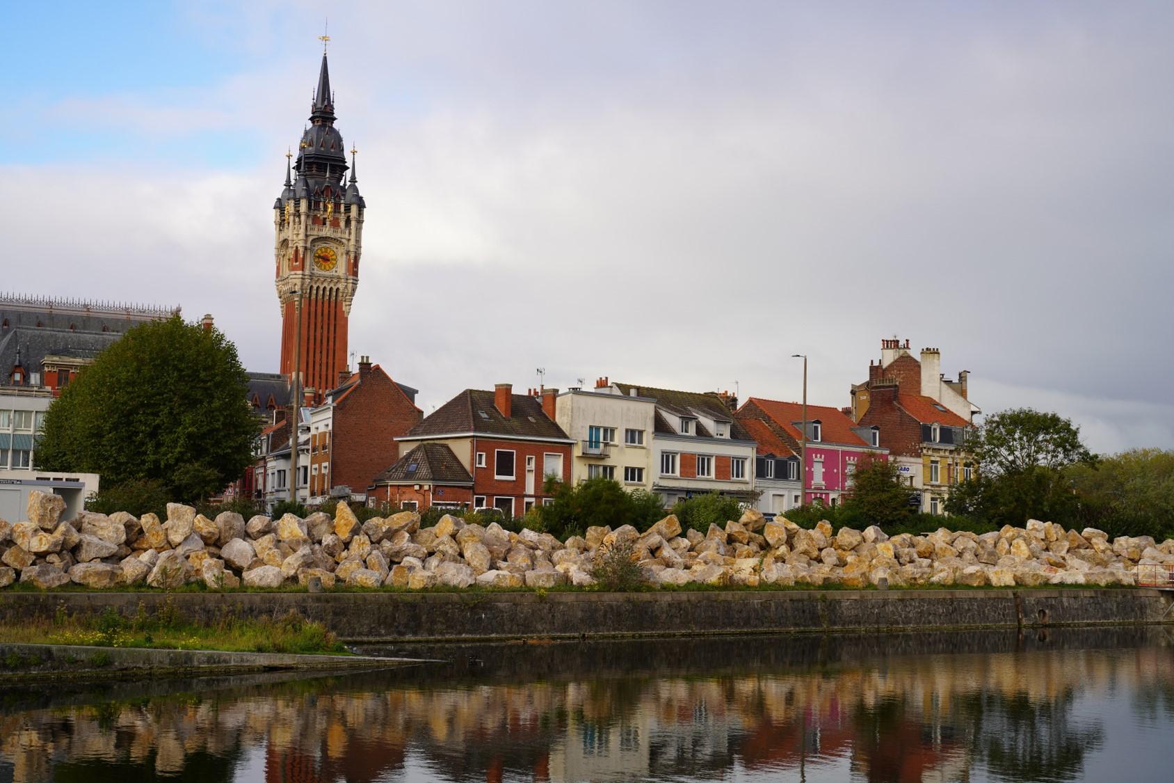 Chaque jour les personnes exilées présentes à la frontière franco-britannique se heurtent à la réponse sécuritaire et aux politiques répressives mises en œuvre par la France et le Royaume-Uni (présence de murs, barbelés, barrières, caméras de surveillances, expulsions quotidiennes, harcèlement policier). Le seul but est de les dissuader de rester dans la zone du Calaisis et de se rendre au Royaume-Uni. Cette politique de non accueil et de militarisation de la frontière visant à décourager et épuiser les per