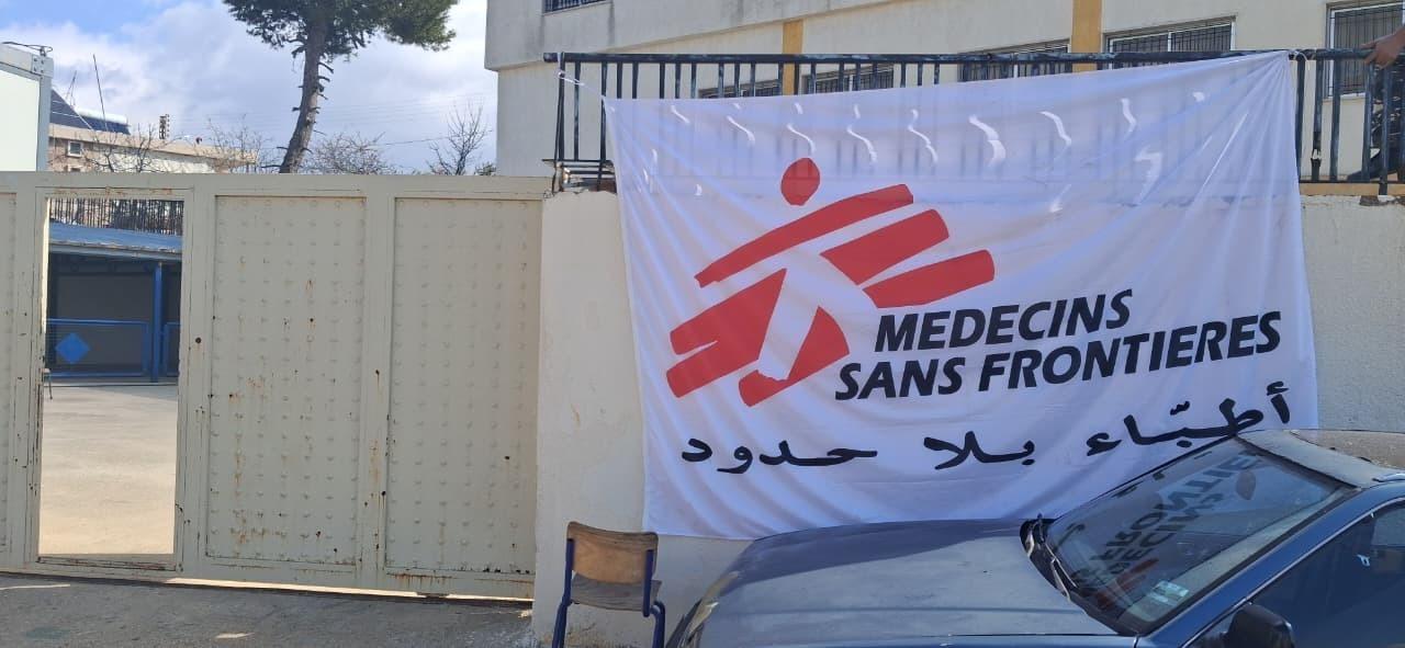 Entrée d'une clinique mobile MSF à Beyrouth, prodiguant des soins aux personnes déplacées. Liban, 7 mars 2026. © MSF