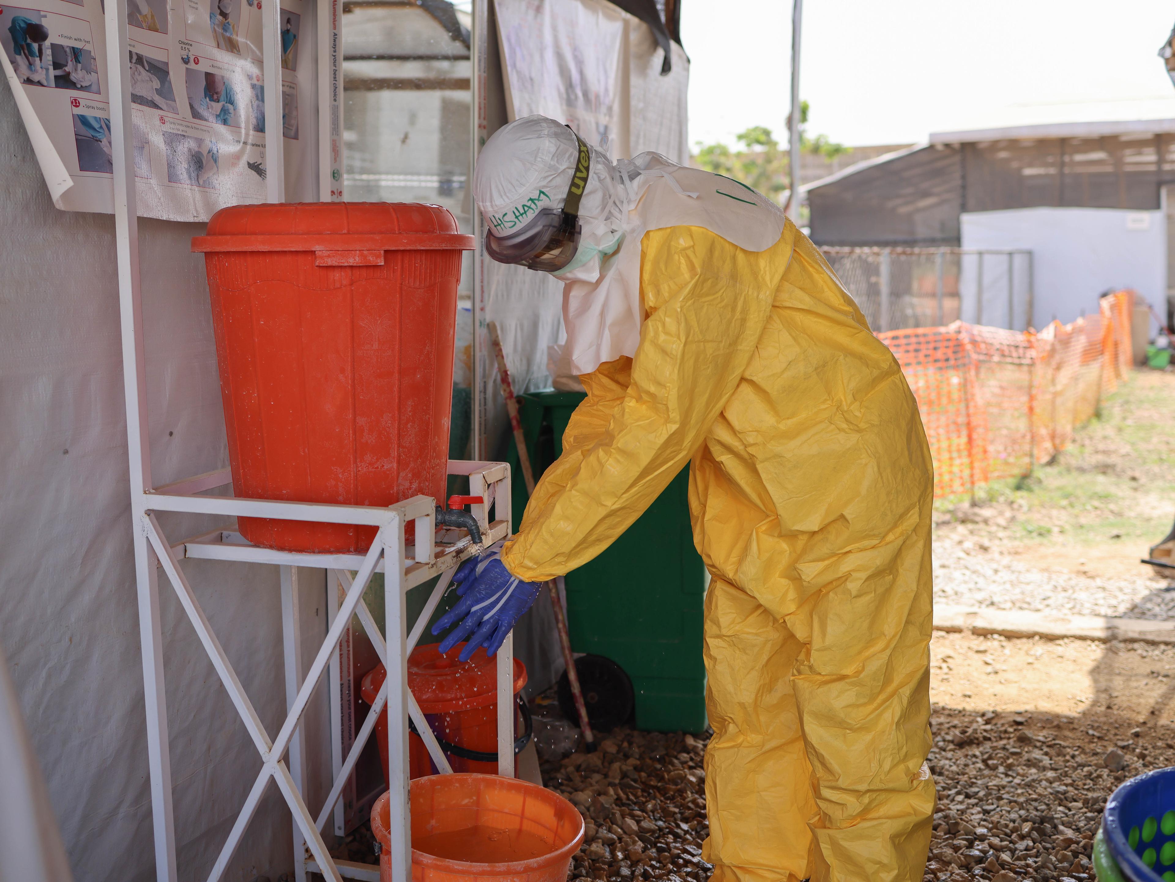 Le docteur Hisham Muhammad Kari suit les mesures de prévention et de contrôle des infections (PCI) pour assurer le retrait en toute sécurité des équipements de protection individuelle (EPI) après avoir quitté le service de fièvre de Lassa du centre de traitement de la fièvre de Lassa soutenu par MSF, à l'hôpital universitaire Abubakar Tafawa Balewa, Nigéria.