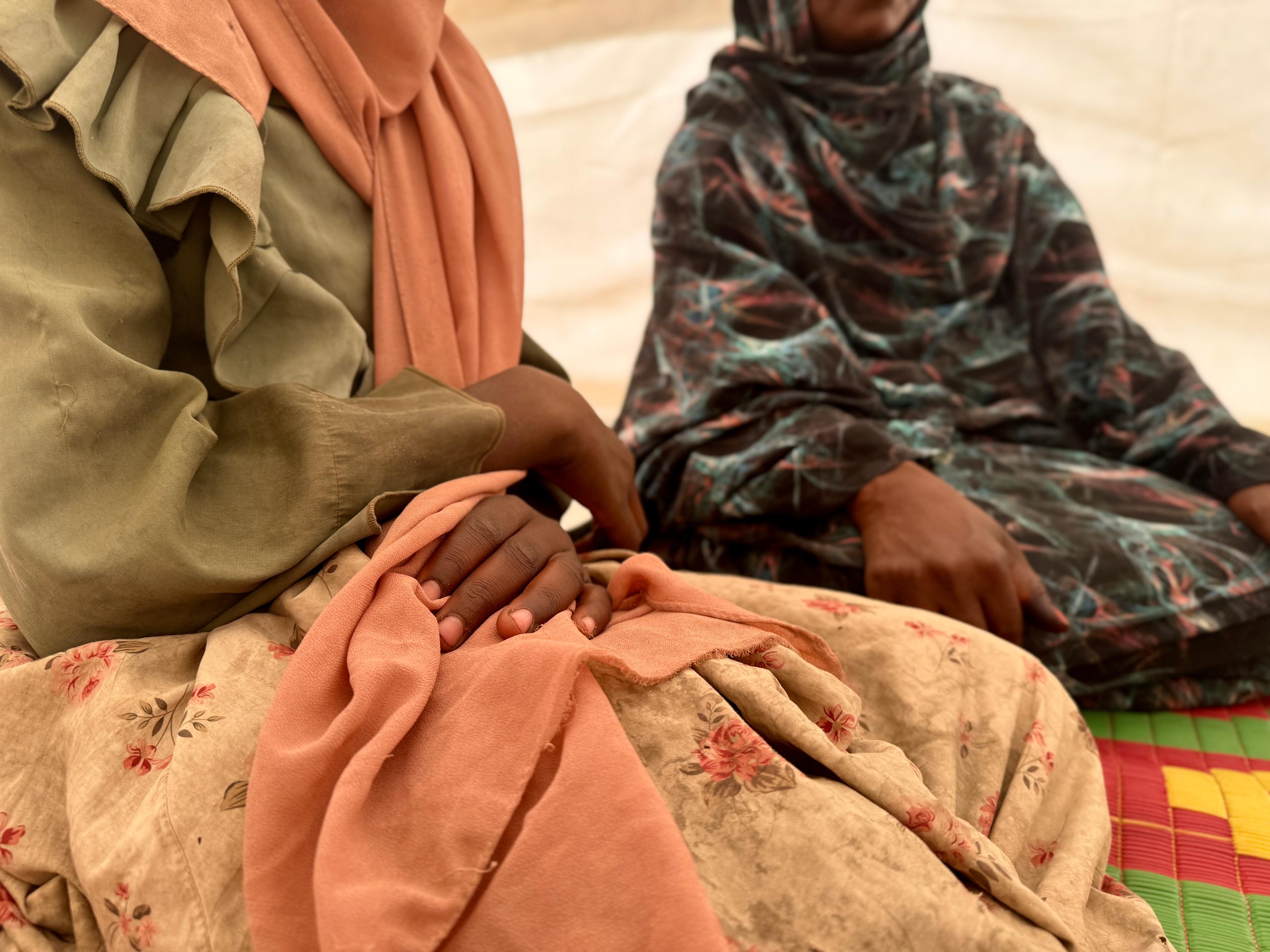 Amna*, 13 ans, a fui El Fasher, au Soudan, après qu'un obus a touché sa maison, tuant ses parents et ses deux frères et sœurs. Elle vit désormais avec sa sœur de 15 ans dans un camp de personnes déplacées au Soudan ; toutes deux sont mineures non accompagnées. *Le nom a été modifié pour préserver l'anonymat. 