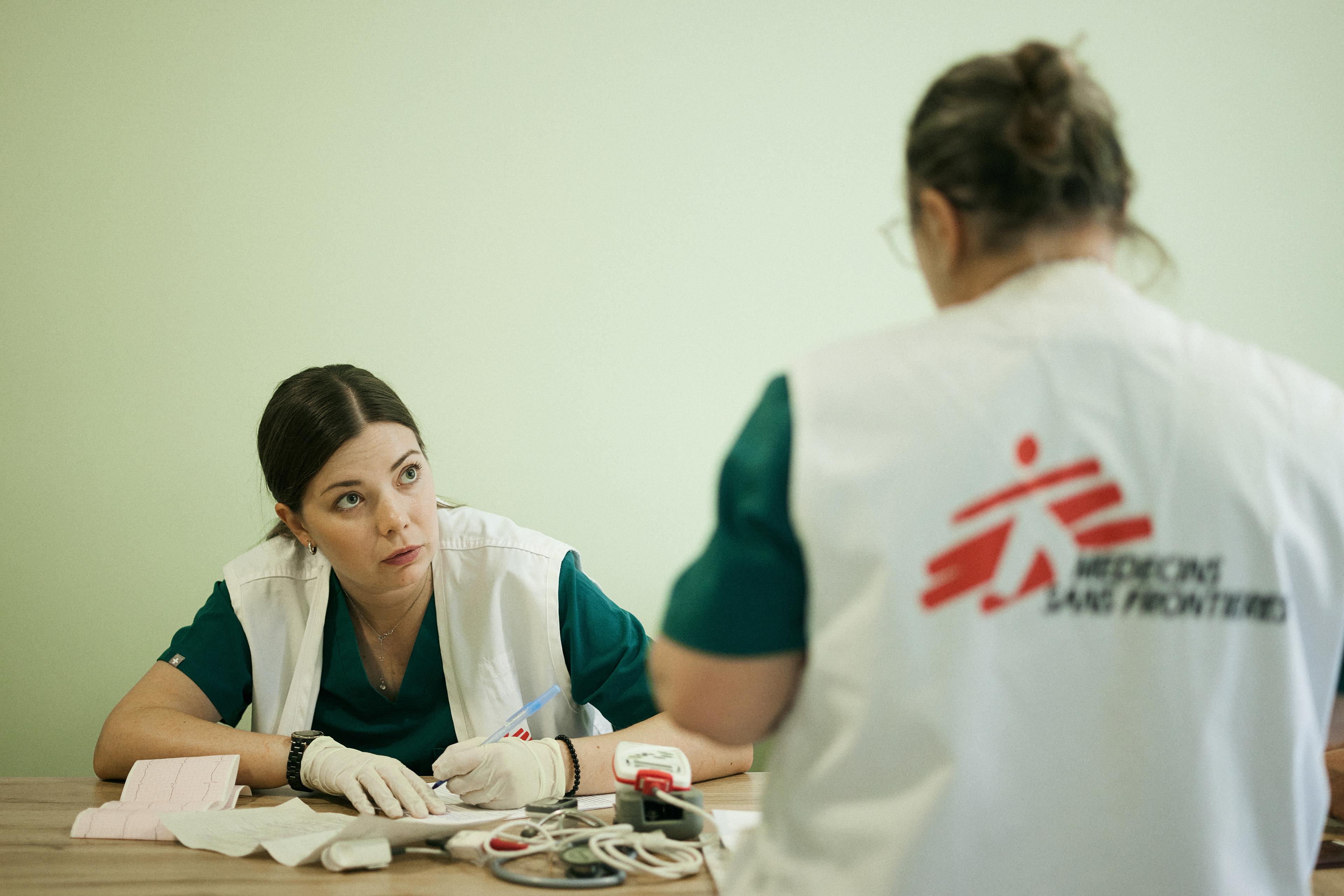 Hanna Dudnyk, médecin urgentiste pour MSF, discute avec un collègue de l'équipe MSF travaillant dans un hôpital du ministère de la Santé dans le sud de l'Ukraine.