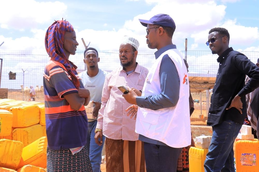 Abdillahi Hassan, coordinateur adjoint de projet de MSF à Galkayo, observe les opérations de distribution d'eau par camion menées avec le soutien de MSF à Caragaduudshe, dans la région de Mudug, en Somalie.©Mohamed Said Barkhadle/MSF  
