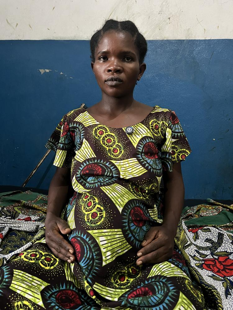 Originaire de Bishange (Masisi, Nord-Kivu), Chance Bakulu attend la naissance de son bébé à l'hôpital Minova, où elle est prise en charge depuis trois semaines, car elle n'a pas les moyens de payer ni les soins ni le transport. Djenane Madona Baptiste/MSF 