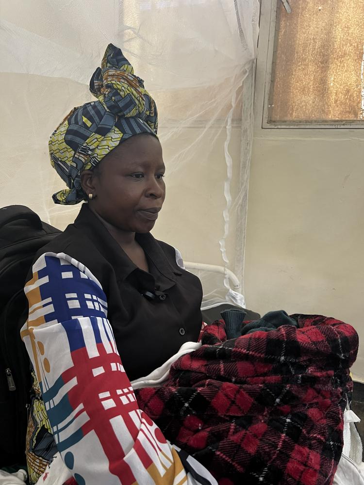 Kawaya Desanges Zawadi est mère de trois enfants et vient de donner naissance à une petite fille par césarienne à l’hôpital général de référence de Minova. «MSF/ Djenane Madona 