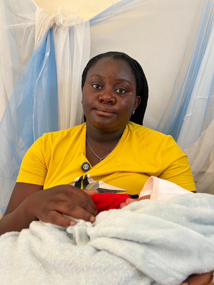 Cynthia Mapatano, originaire de Bweremana (Sud-Kivu), a parcouru plus d’une heure à pied pour accoucher à l’hôpital général de référence de Minova, après une grossesse marquée par des complications. Djenane Madona Baptiste/MSF 