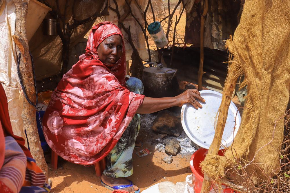 Maryam prépare un repas pour sa famille à Cali Waal, près de Galkayo, dans la région de Mudug, en Somalie. De nombreuses familles de la région doivent adapter leur quotidien, car la sécheresse et la hausse des prix ont des répercussions sur l'accès à la nourriture et à l'eau. ©Mohamed Said Barkhadle/MSF 