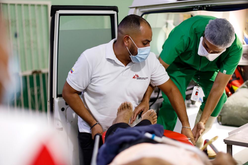 L'équipe de MSF, en collaboration avec l'Institut de santé publique de l'État de Bolívar, transporte un patient nécessitant des soins médicaux spécialisés d'urgence dans le sud-est du Venezuela. 