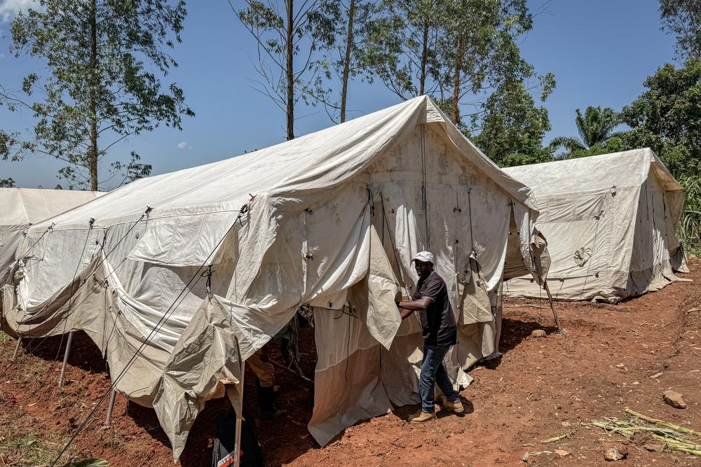 Aménagement d'un sas d'habillage pour le personnel soignant à l'hôpital de Mongbwalu. Cet espace facilitera les procédures de prévention et de contrôle des infections pour le personnel en contact avec les cas suspects et confirmés. Mongbwalu, DRC. Mai, 2026 © Anna SCHÖNHOFER/MSF