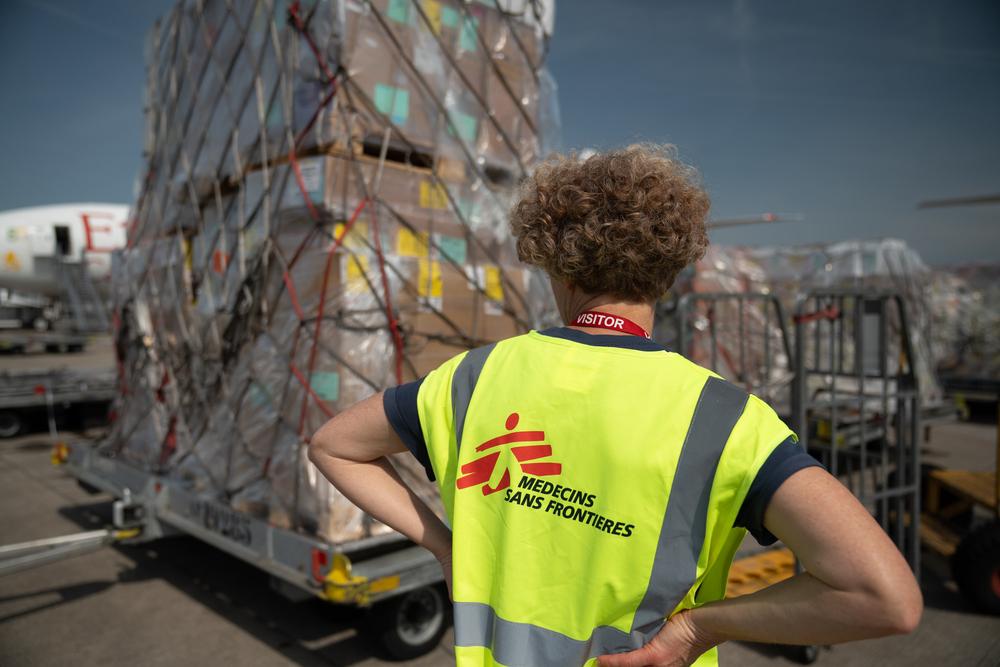 Dans le cadre de l'intervention de MSF face à l'épidémie d'Ebola en Ituri, en République démocratique du Congo, 70 tonnes de matériel logistique et médical sont en cours de chargement dans un avion-cargo à l'aéroport de Liège, à destination de Bunia, en République démocratique du Congo. Liège, Belgique. Mai, 2026 © Julie David de Lossy/MSF 