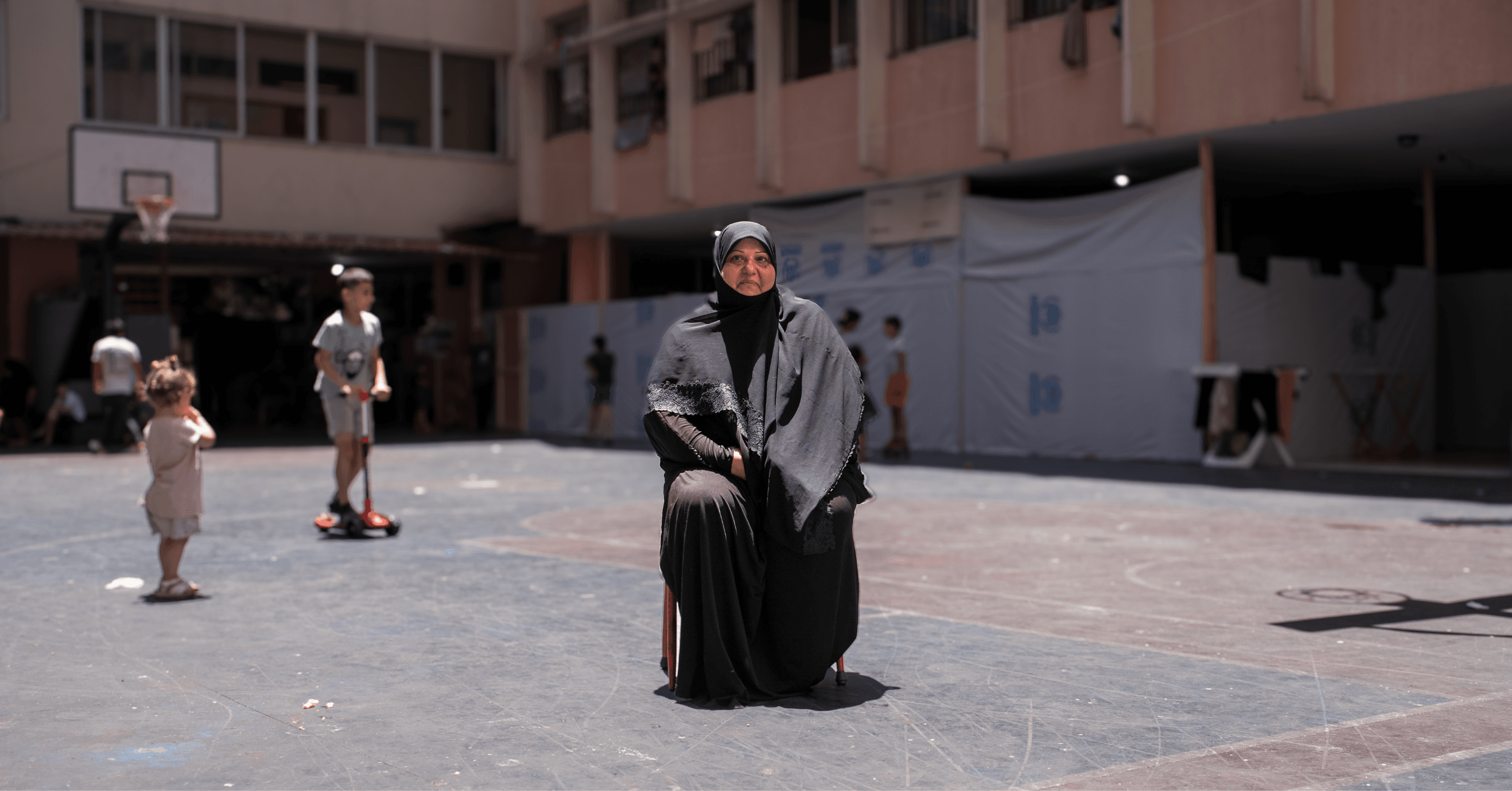 Halime (nom modifié), déplacée de son village avec son mari et sa fille de 13 ans, se souvient avec émotion de sa maison et de son balcon transformé en espace chaleureux où sa famille se réunissait. Liban, juin, 2026 © Salam Kabboul/MSF 