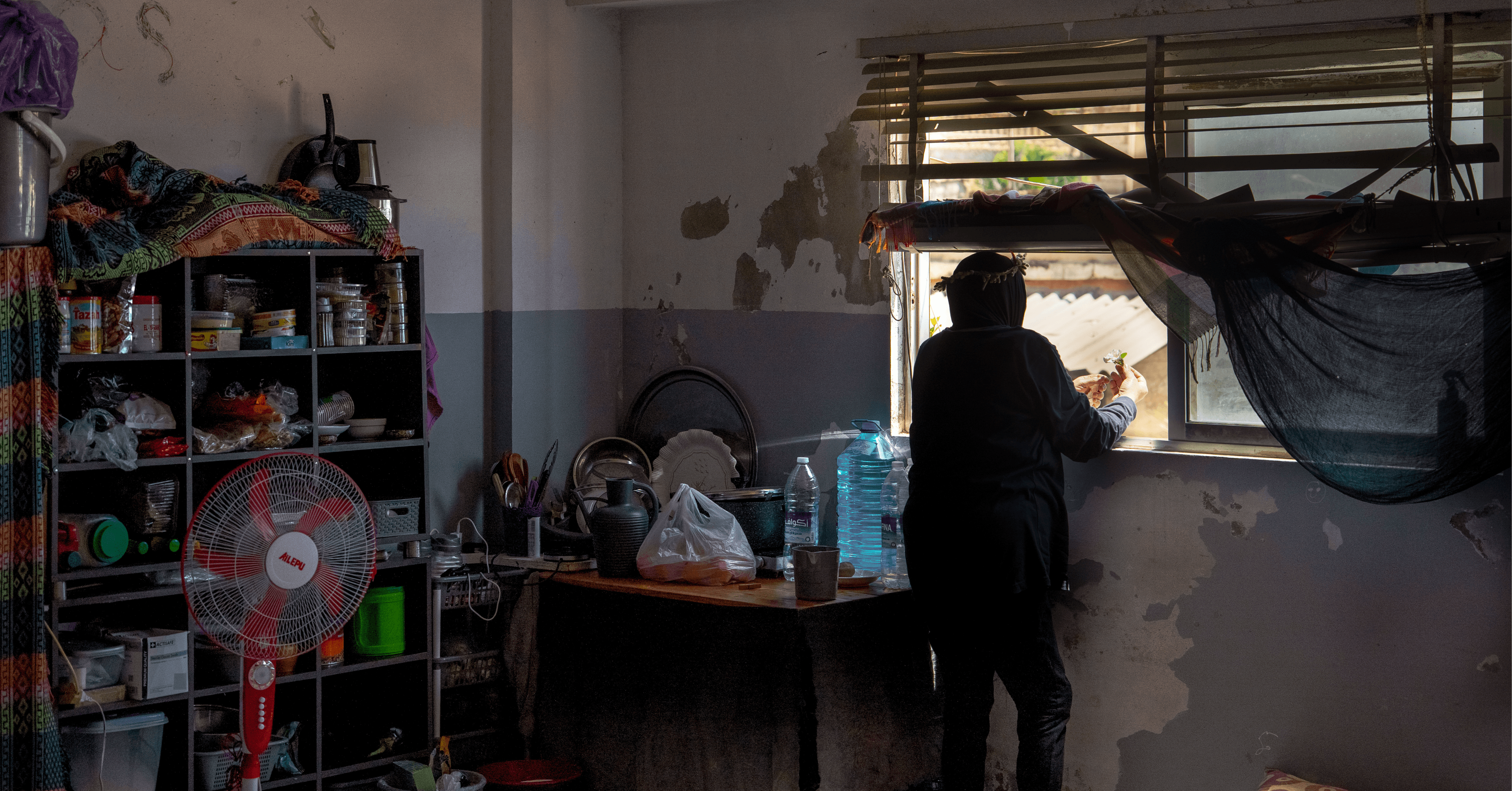 Nisrine (nom modifié), déplacée de Seddiqine, conserve les souvenirs de sa maison et de la mouneh préparée avec sa mère, en attendant de pouvoir y retourner.Liban, juin, 2026 © Salam Kabboul/MSF