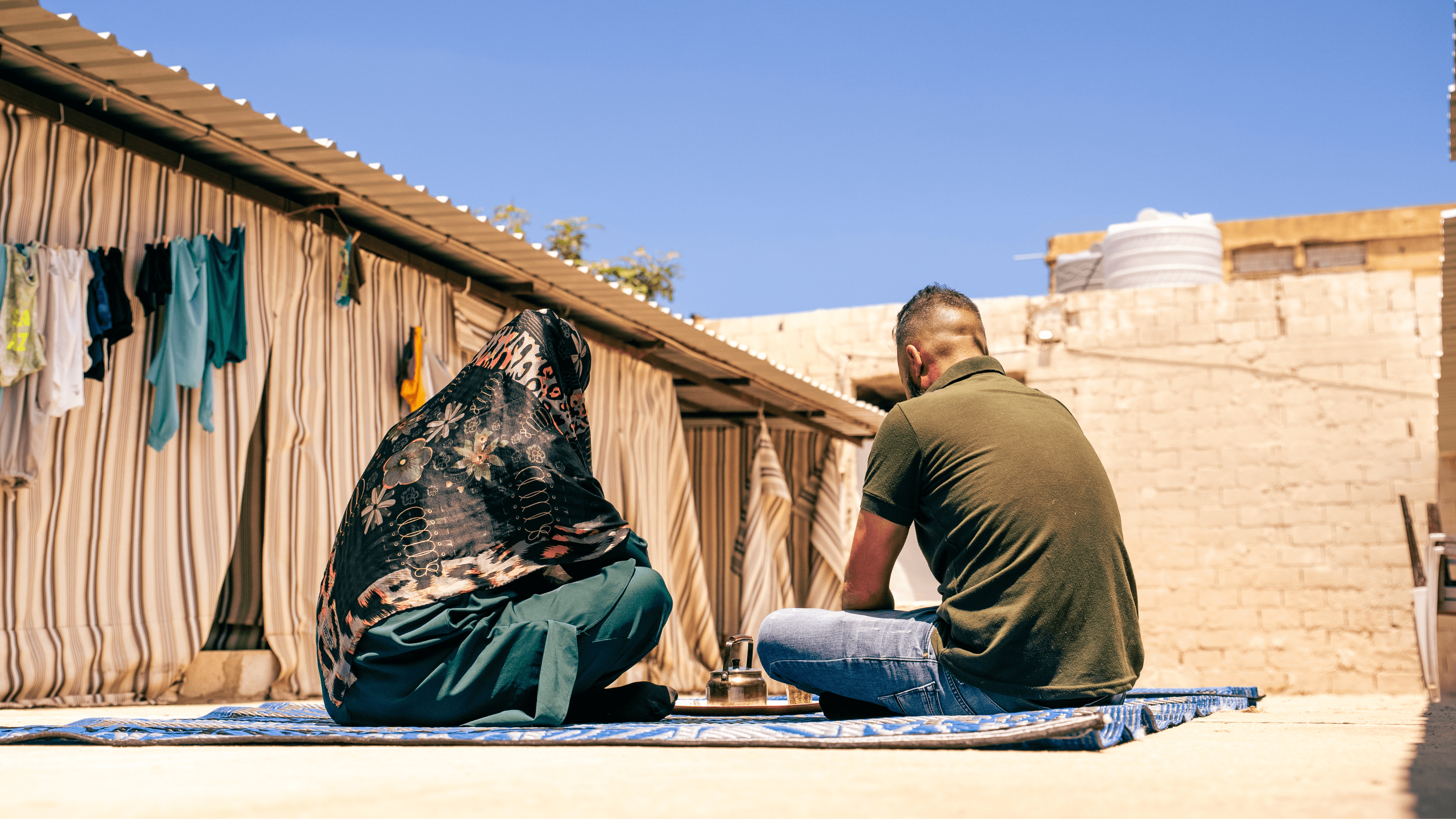 Mohamad Ali et Walaa (noms modifiés) se souviennent de leur maison à Mayfadoun, de leur jardin et des moments partagés en famille, tout en espérant pouvoir y retourner.** Liban, juin 2026 © Salam Kabboul 
