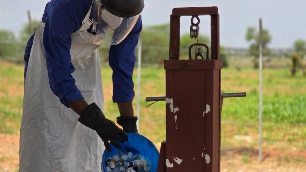 Mebrehit Tesfachael, un membre du personnel hospitalier bénéficiant d’une aide financière de MSF, collecte et trie les déchets médicaux dans des bacs prévus à cet effet au sein du service avant de les transporter vers la zone de traitement des déchets médicaux de l’hôpital de Maiani. Ce système s’inscrit dans le cadre du soutien apporté par MSF au secteur WASH (eau, assainissement et hygiène) afin de renforcer la gestion sûre des déchets, de réduire les risques d’infection et d’améliorer les conditions de t