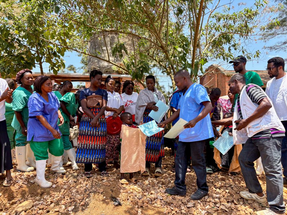 Une petite fille de cinq ans reçoit son certificat de guérison après avoir passé dix jours au centre de traitement d’Ebola (ETC) de MSF au sein de l’hôpital général de référence de Bambu. Elle était malade depuis cinq jours avant son arrivée au centre et y a été admise aux côtés d’un membre de sa famille également atteint de la maladie d’Ebola. Ituri, RDC; septembre 2026 © Kristen Poels/MSF 