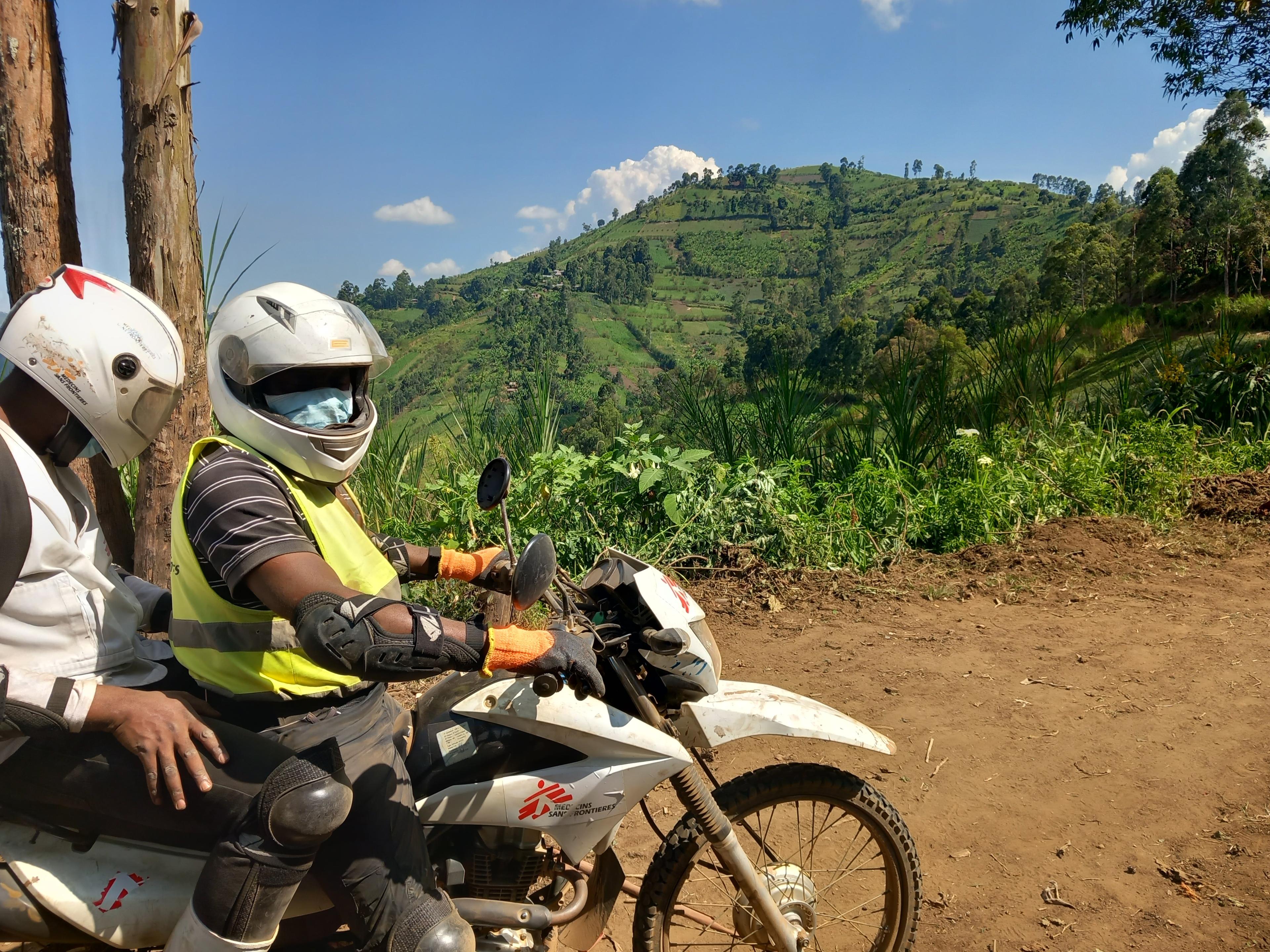 Audrey Perl à son retour du centre de santé de Muheto, village particulièrement reculé, vers le projet MSF à Masisi. 