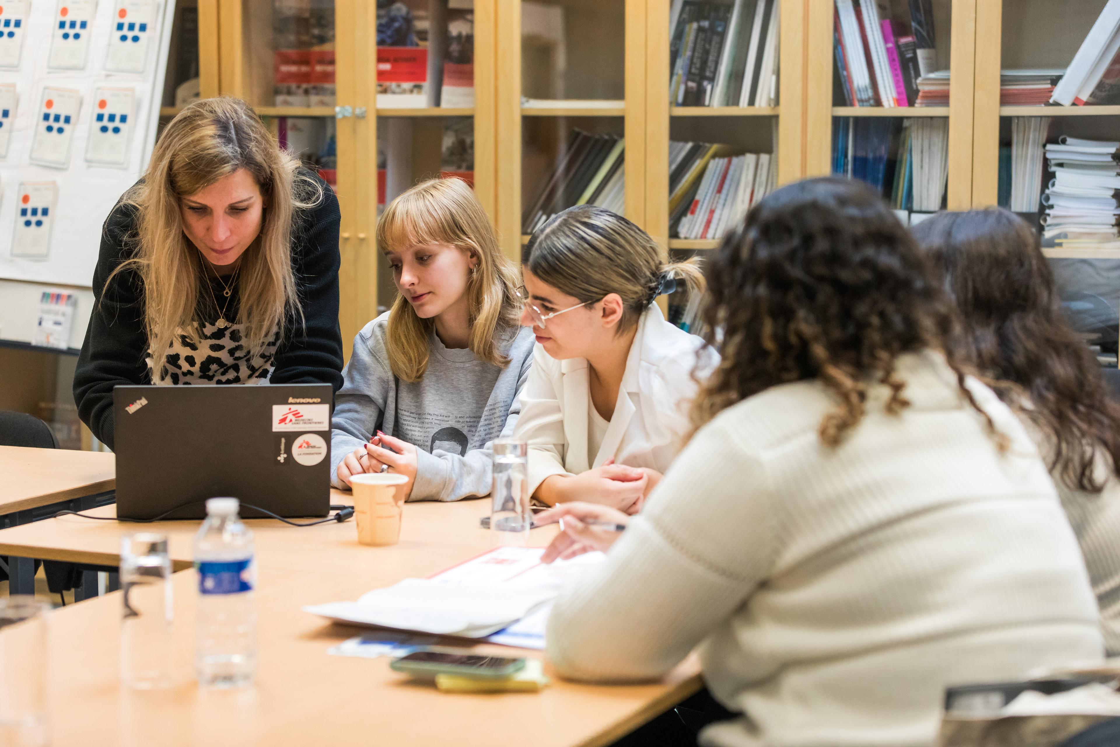 Les équipes du Public Engagement de MSF Luxembourg coordonnent l&#039;organisation de la journée dédiée au Digital Challenge et viennent répondre aux questions des jeunes durant les différentes étapes de réflexion. 