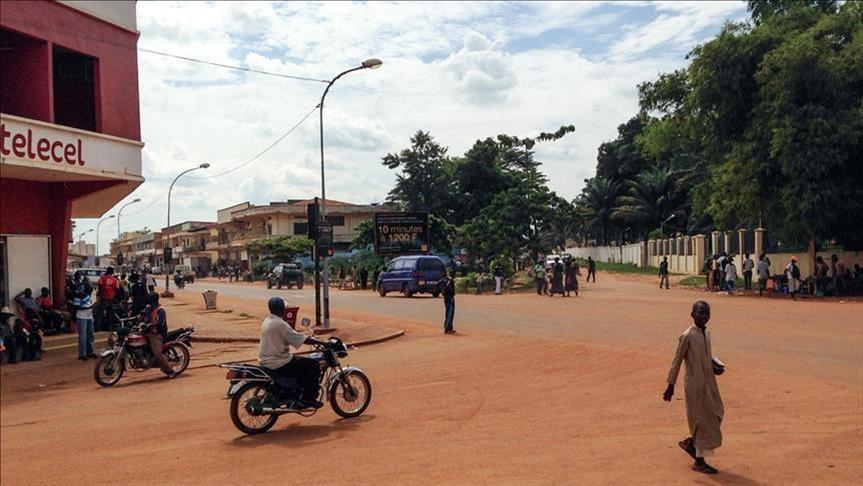 Photo de chirurgien opèrant un enfant de 10 ans ayant reçu plusieurs coups de couteau