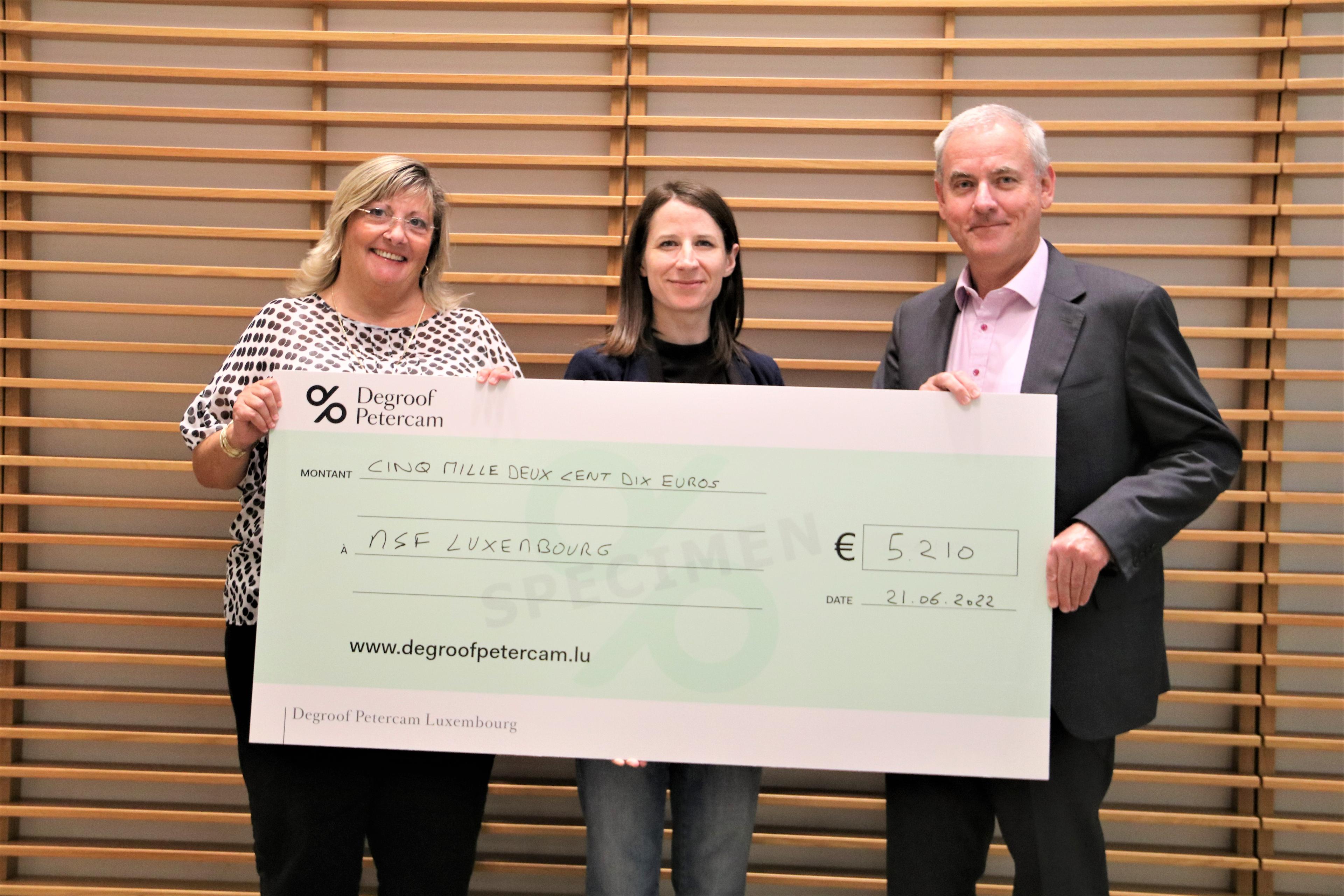 Remise de chèque dans les locaux de la banque Degroof Petercam Luxembourg. De Gauche à droite : Pascale Soares, Esther Leick et Bruno Houdmont CEO de la Banque Degroof Petercam