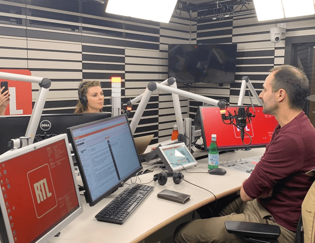 Dr Christou dans son interview dans le studio radio de  RTL. Octobre 2021. 