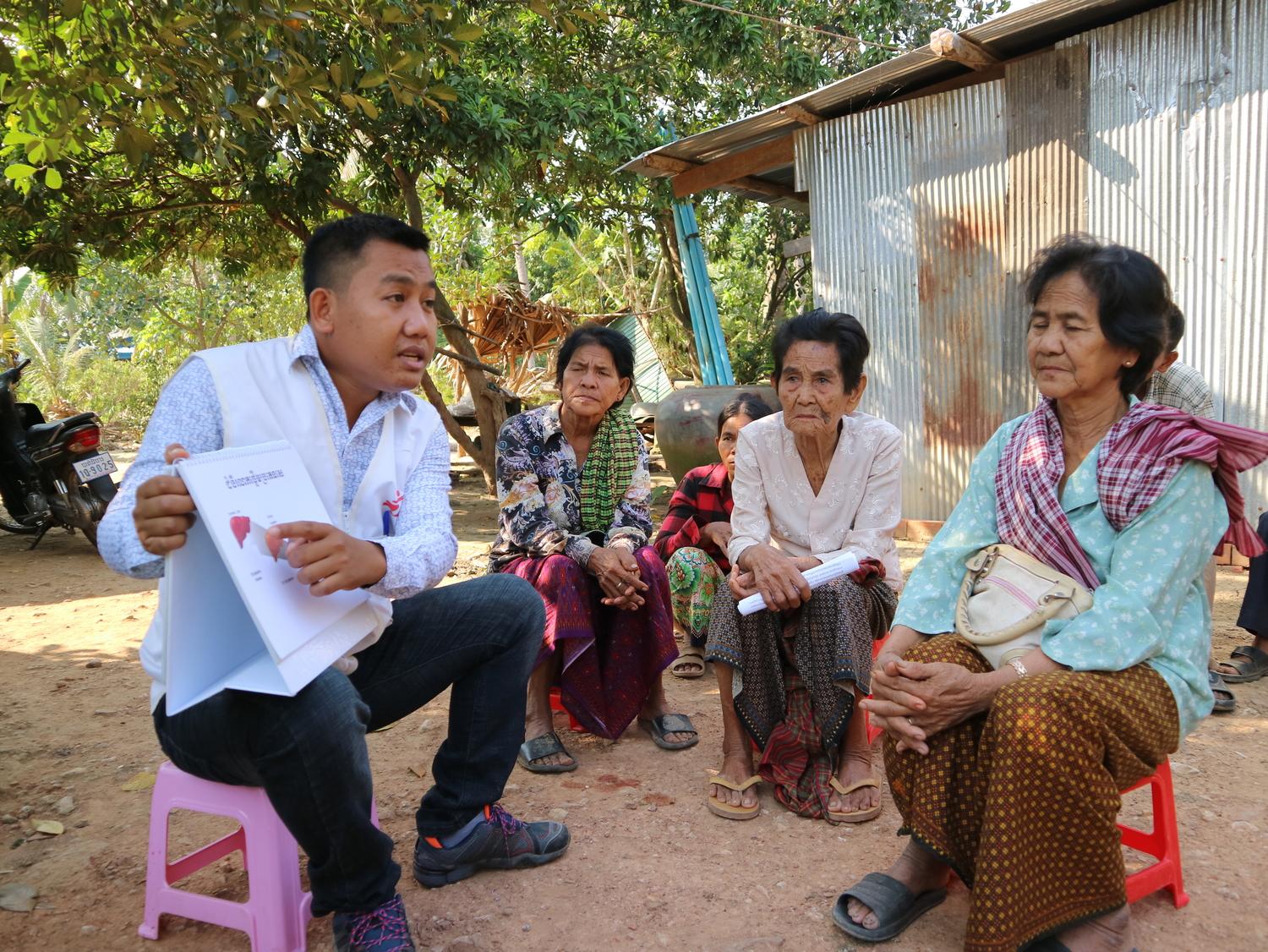 MSF’s member carries out information and education activities during an active hepatitis C case-finding campaign in a village in Moung Ruessei district. Cambodia, January 2019. 