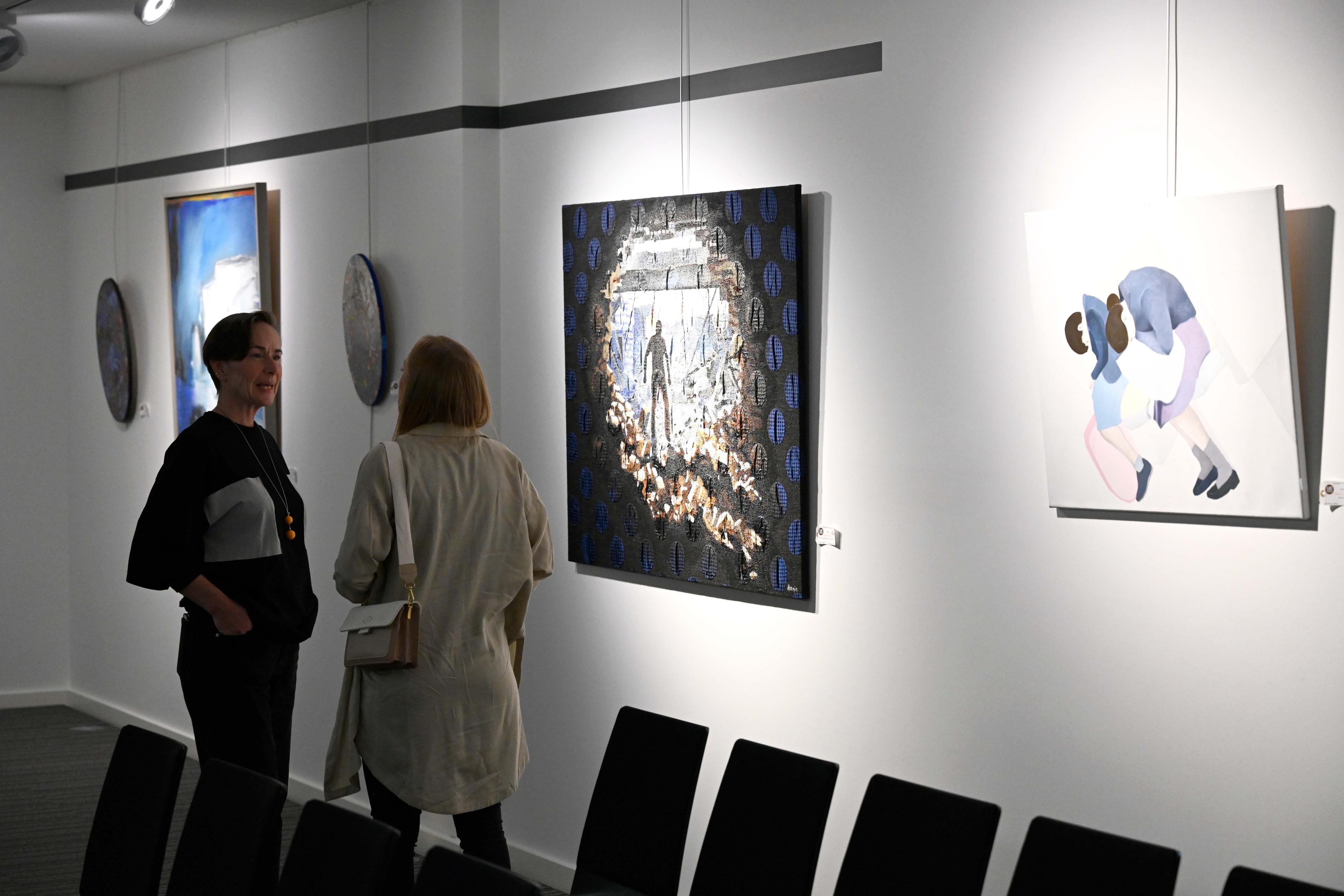 Les participants ont eu l&#039;occasion d&#039;admirer les œuvres d&#039;art avant la vente aux enchères. 24 avril 2022 
