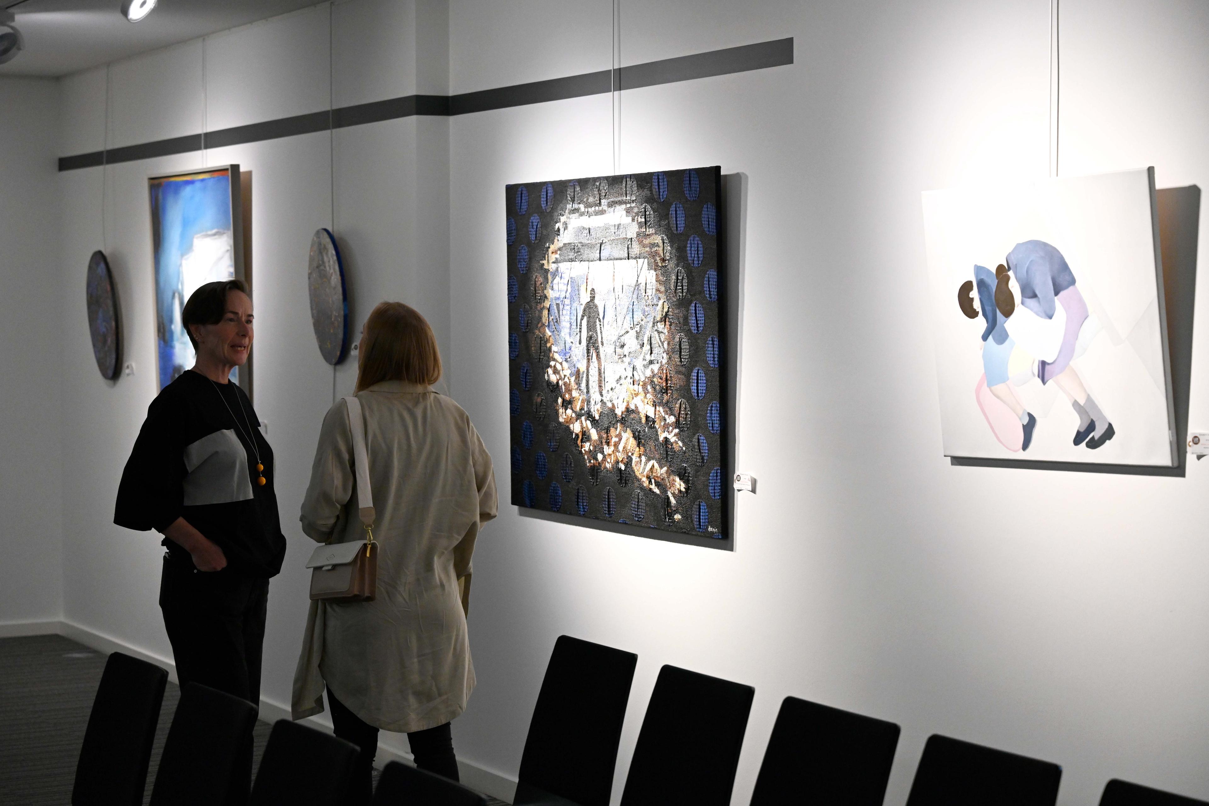 Attendees had the opportunity to admire the artworks prior to the auction. April 24,2022 