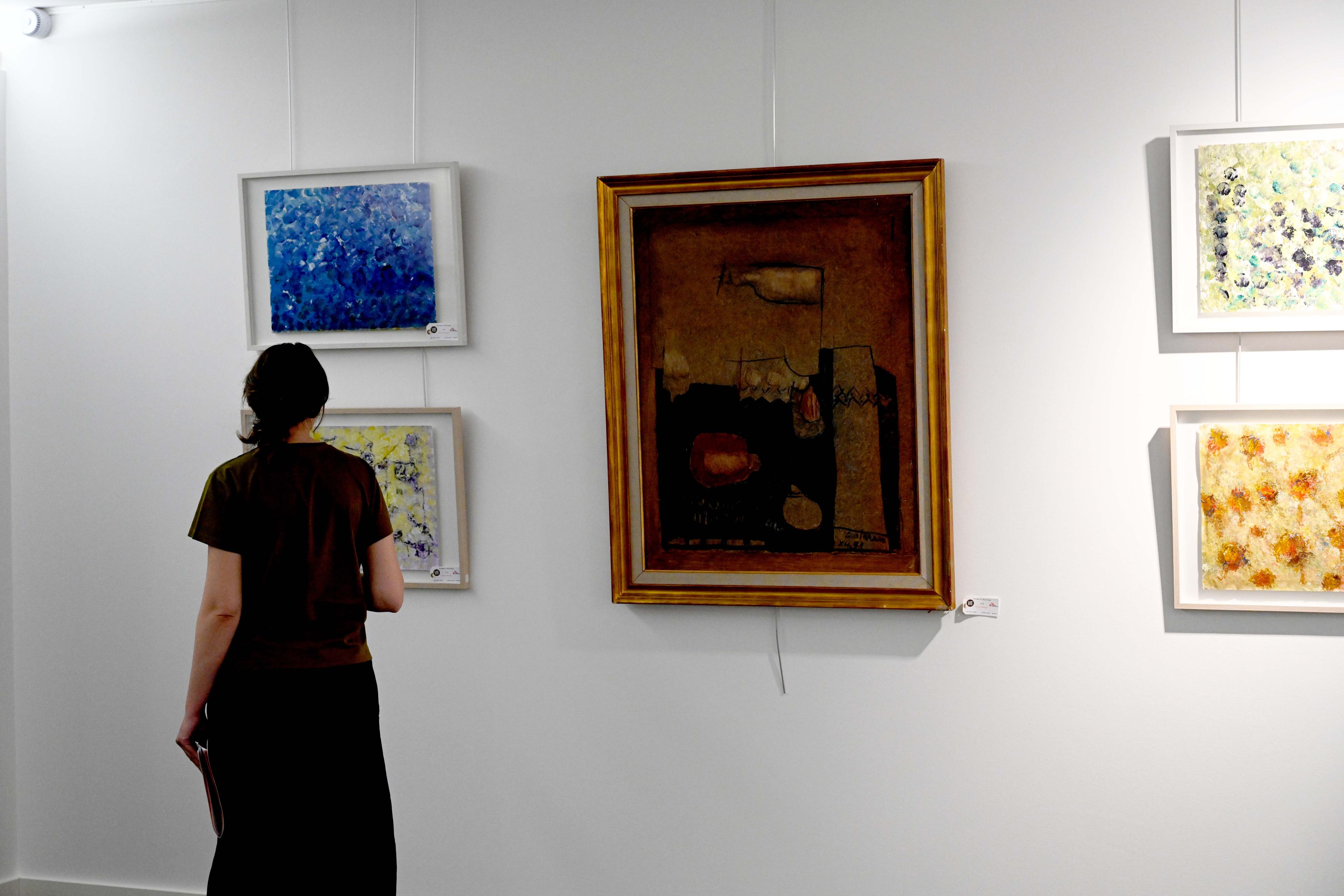 Attendees had the opportunity to admire the artworks prior to the auction. April 24,2022 