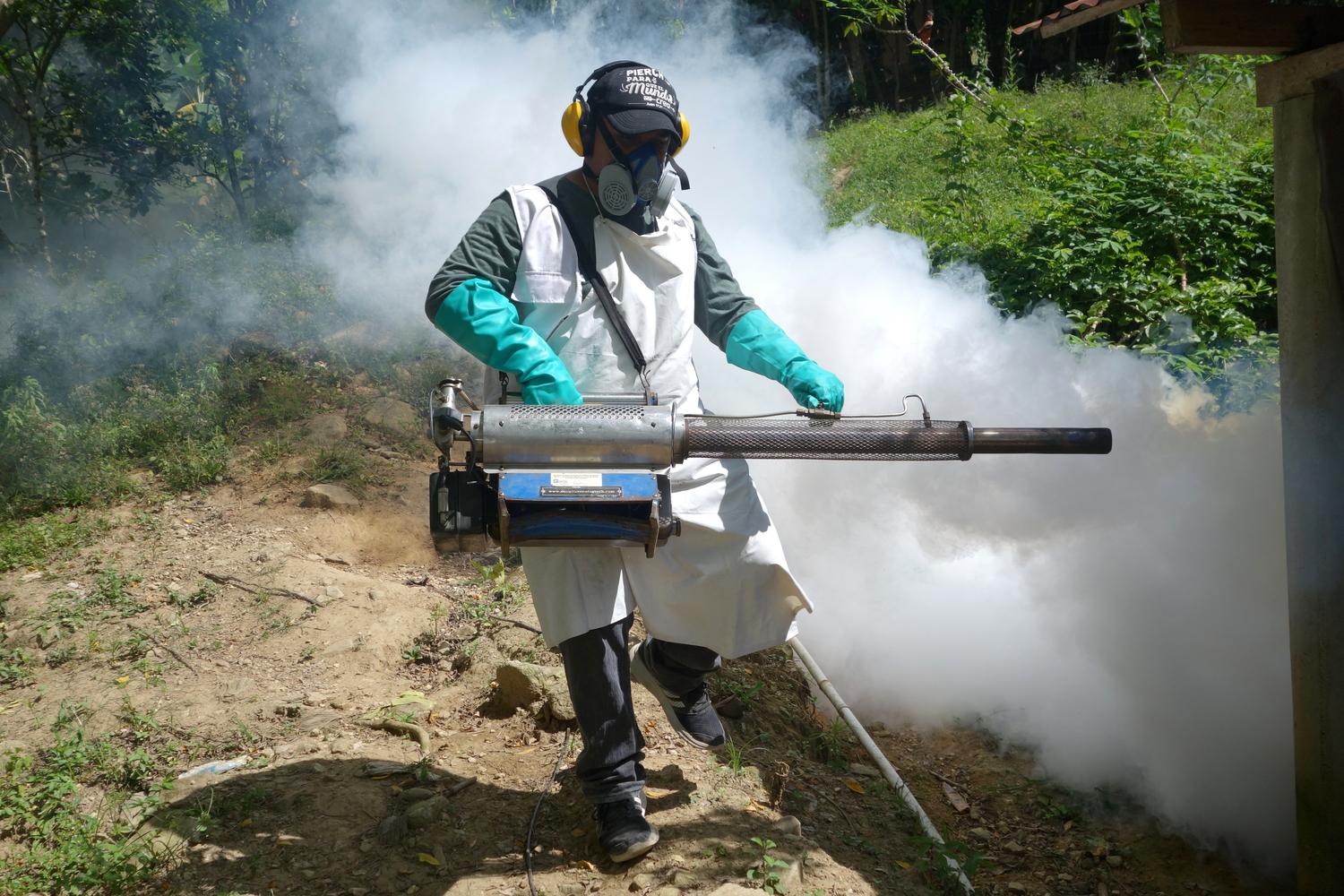 Le personnel de MSF opère une fumigation des moustiques en réaction à une nouvelle épidémie de dengue. El Rancho, Choloma, Honduras. Mars 2019. 