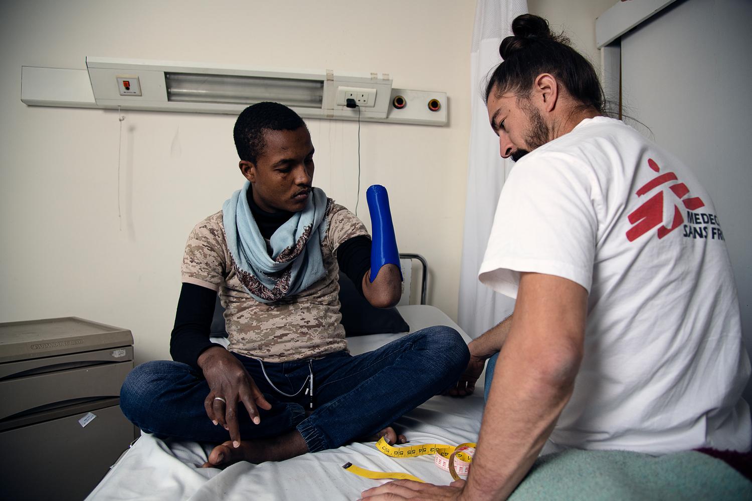 Ce patient a perdu son avant-bras gauche lors d&#039;un bombardement dans son Yémen natal. Le moignon sous le coude lui permet d&#039;attacher lui-même sa prothèse. Hôpital de chirurgie reconstructive de MSF à Amman. Jordanie. Octobre 2019. 