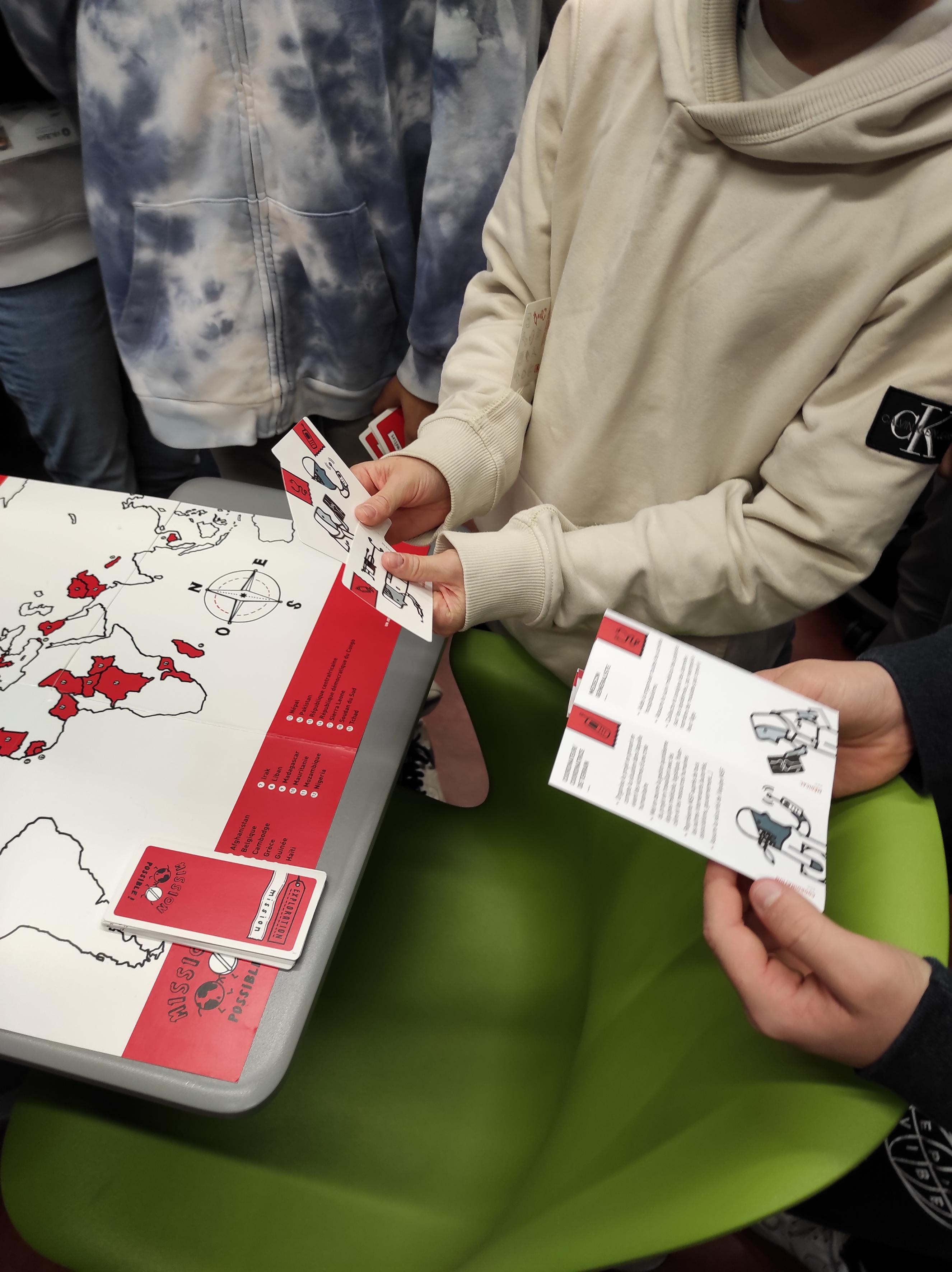 Les élèves du lycée Vauban découvrent l&#039;aide humanitaire au travers du Kidz Kit. Luxembourg. Décembre 2021. 