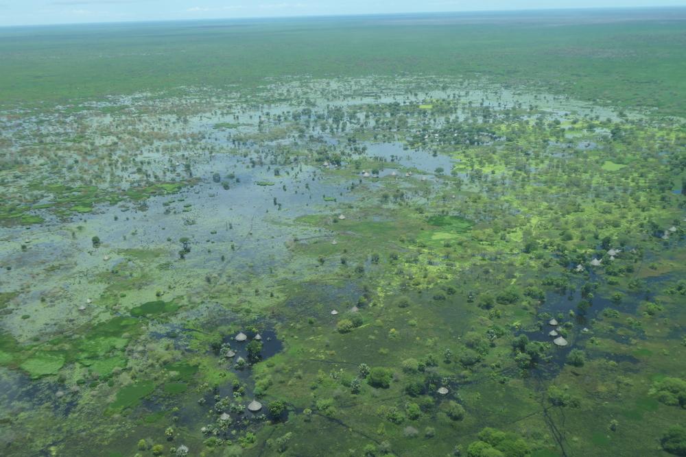 Vue aérienne d&#039;une zone inondée dans le comté de Fangak. Les tukuls - résidences locales typiques - sont entourés d&#039;eau. Le niveau élevé des eaux dans la région oblige les familles à fuir. 