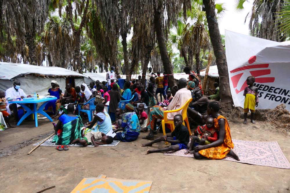 Des personnes déplacées vivant à Roupgak attendent une consultation médicale avec l&#039;équipe mobile de MSF. 