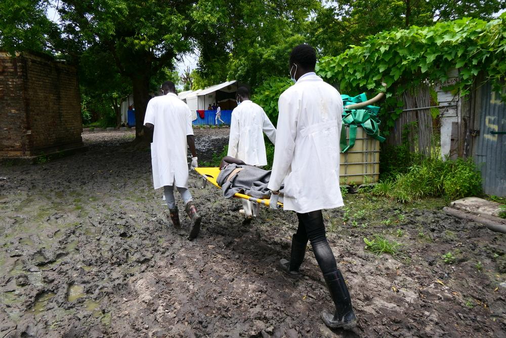 Une équipe médicale transporte une femme enceinte de 7 mois du bateau MSF vers notre hôpital à Old Fangak. 