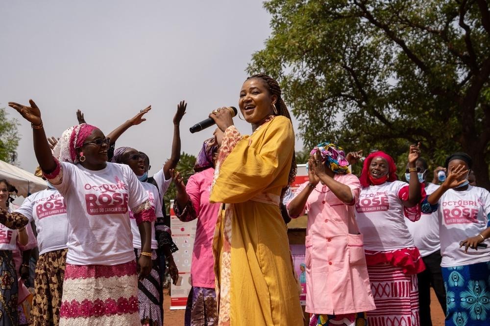 Bintou Soumbounou, performed the song &quot;N&#039;ayons plus peur&quot;, written for the Pink October campaign at the Yirimadio health centre. 