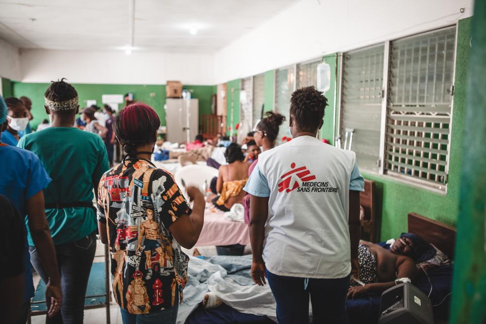 Le personnel MSF travaille avec le personnel hospitalier local dans le service postopératoire de l&#039;Hôpital Immaculée Conception aux Cayes, en Haïti. 