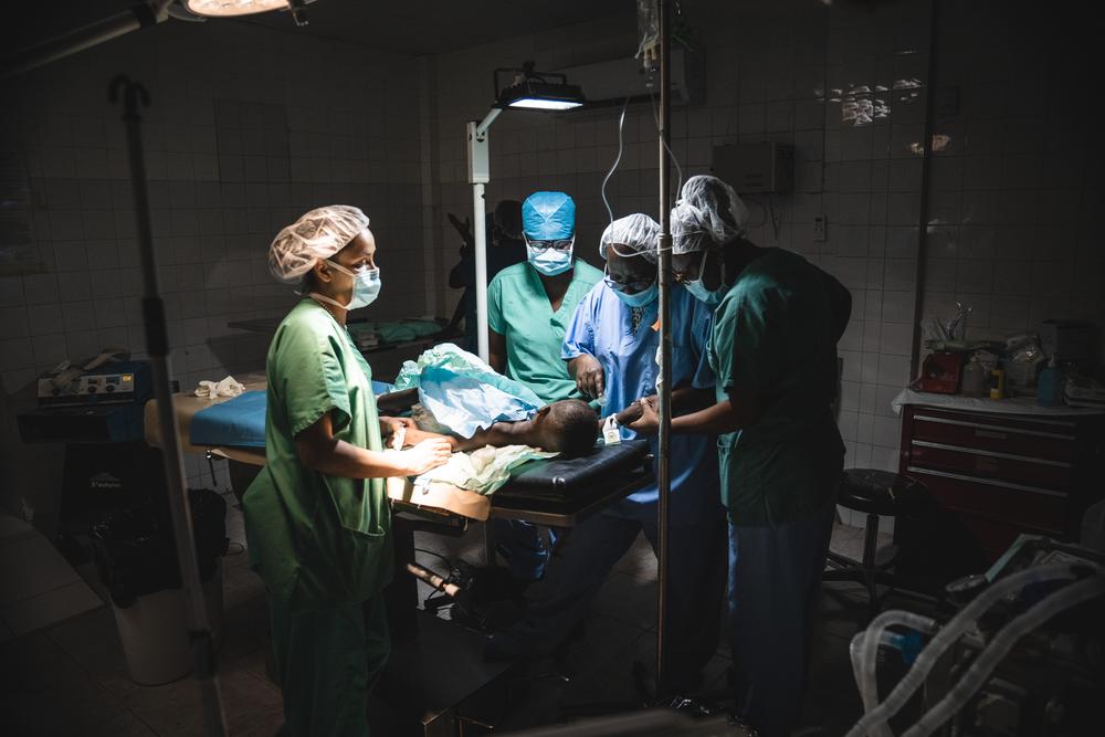 Le personnel MSF travaille dans la salle d&#039;opération de l&#039;Hôpital Immaculée Conception aux Cayes, ainsi que dans les services d&#039;urgence et postopératoires, avec le personnel de l&#039;hôpital. 