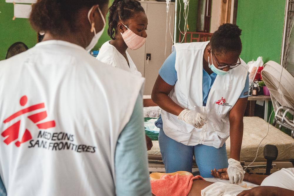 MSF staff work with local hospital staff in the post-operative ward of Immaculate Conception Hospital in Les Cayes, Haiti.  