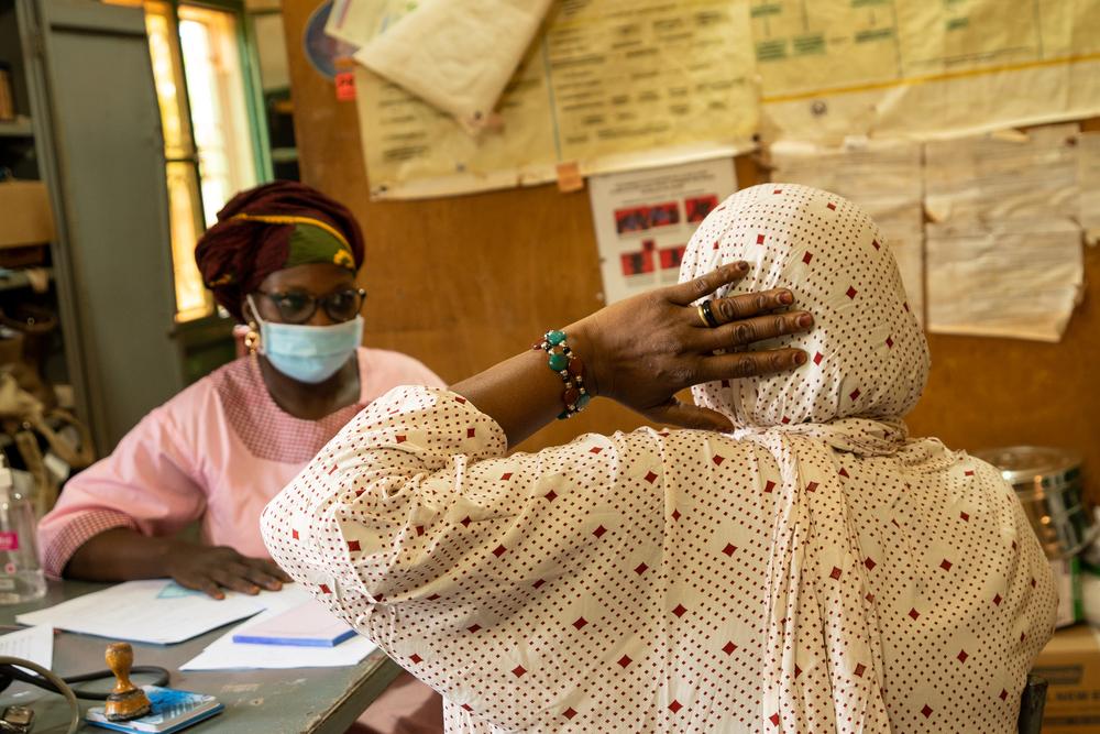 Diawara Fatouma Dicko, from the Yirimadio health centre, in consultation with a patient. 