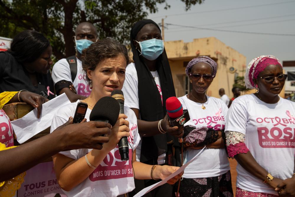 Alice Authier, coordinatrice de terrain du projet oncologique de MSF, prononçant un discours lors de la cérémonie d'ouverture de la campagne Octobre rose. 