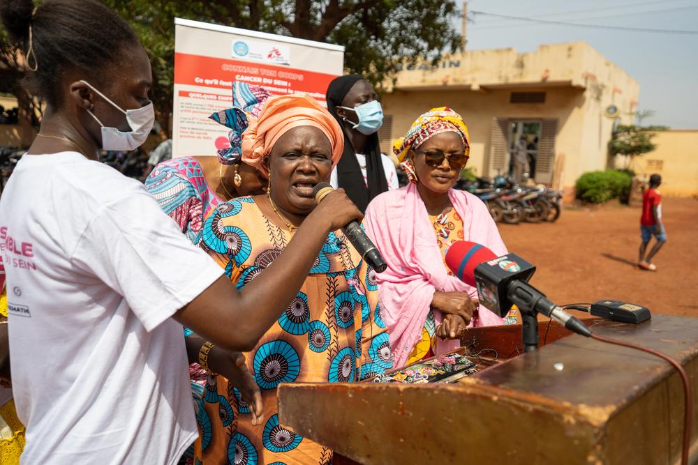 Kadiatou Kanté, présidente de l&#039;association de patients &quot; Les combattantes du cancer &quot;, prononçant un discours lors de la cérémonie d&#039;ouverture de la campagne Octobre rose. 