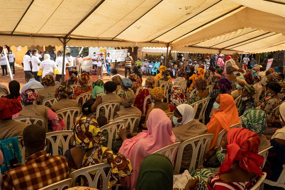 Des agents de santé, des associations, des autorités et des habitants du quartier de Yirimadio se sont réunis au centre de santé pour le lancement de la campagne Octobre rose le 7 octobre 2021. 