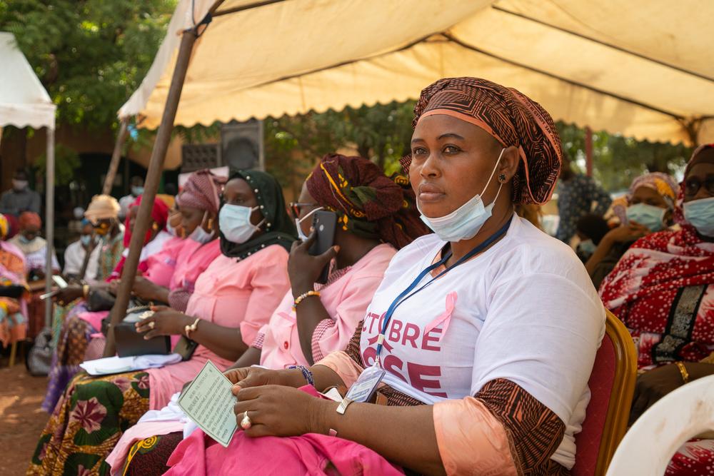 Une sage-femme du centre de santé de Yirimadio lors de la cérémonie d&#039;ouverture de la campagne Octobre rose à Bamako le 7 octobre. 