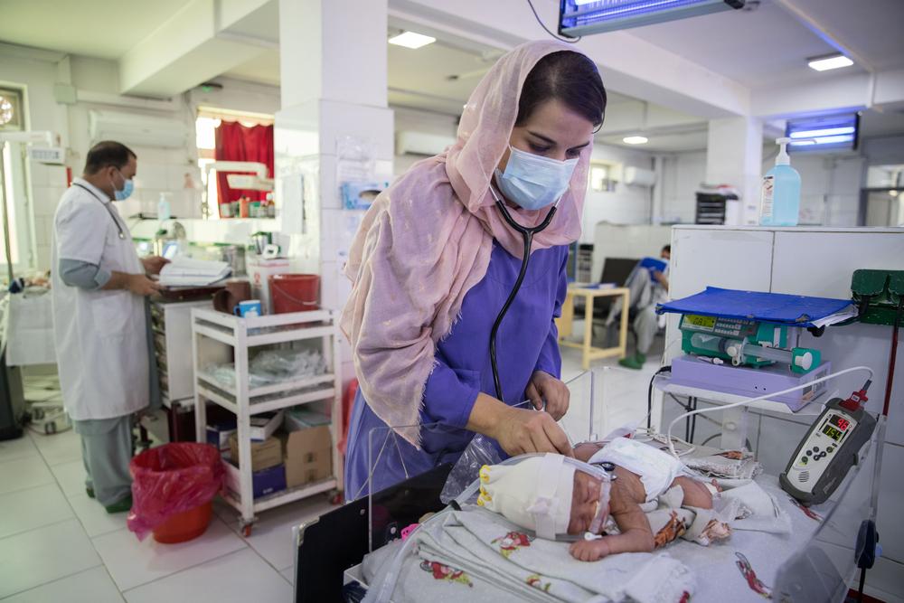 Les pédiatres MSF s'occupent de bébés nouvellement nés dans le service néonatal de la maternité MSF de Khost. 